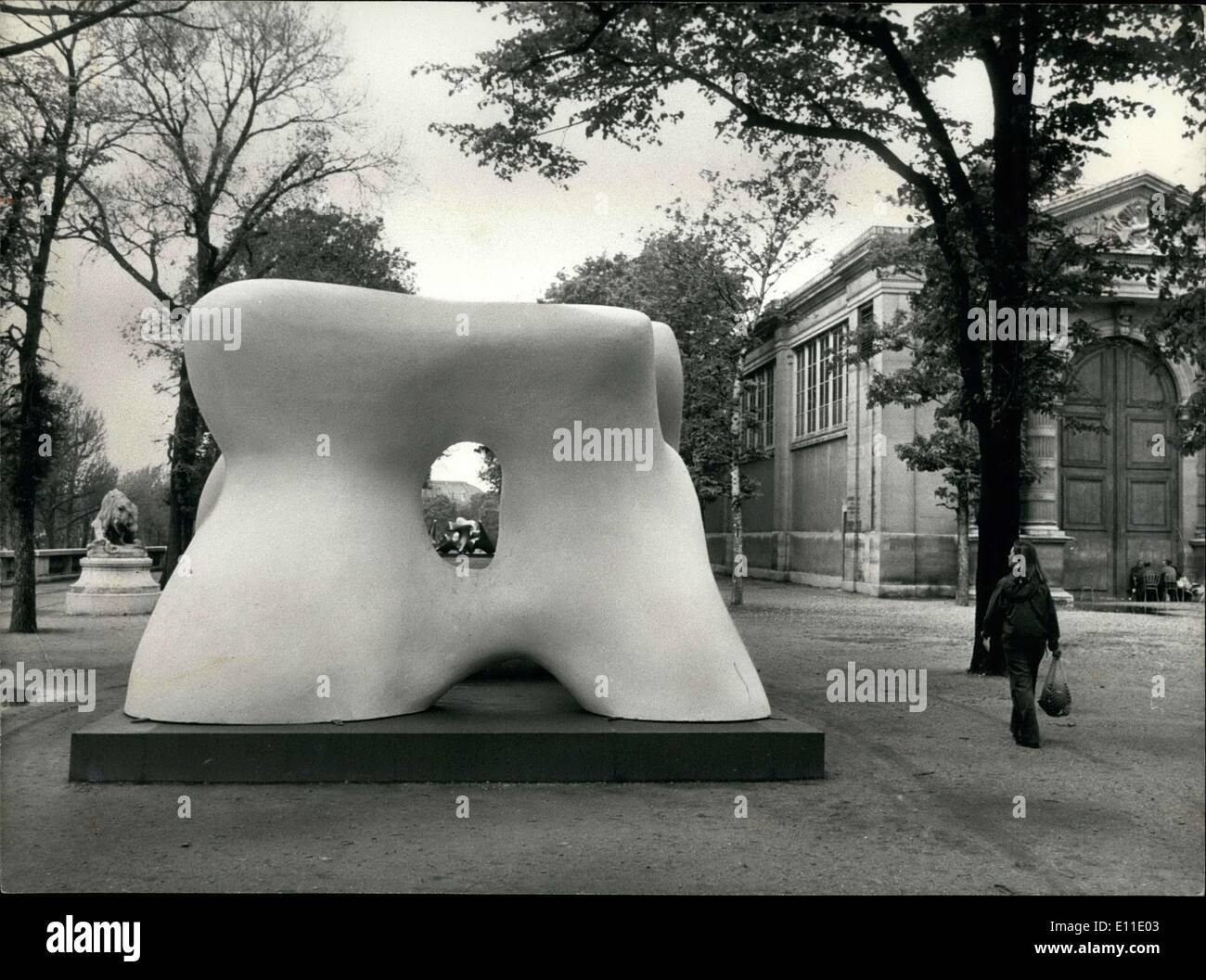 12. Mai 1977 - diese enorme weiße Skulptur erfolgte durch Henry Moore und jemand zu Fuß in den Tuilerien-Garten kann es genießen. 110 weitere Skulpturen und 100 Zeichnungen von dem größten englischen Bildhauer unserer Zeit sind derzeit ausgestellt in der Orangerie, die in demselben Garten, in der Nähe der Place De La Concorde ist. Stockfoto