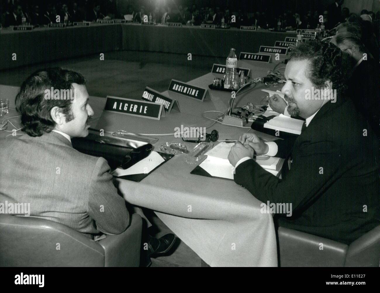 30. Mai 1977 - hier ist Algeriens Außenminister Abdelaziz Bouteflika und Saudi-Arabiens Ölminister Sheik Ahmed Zaki Yamani auf einer Konferenz in Paris. Stockfoto