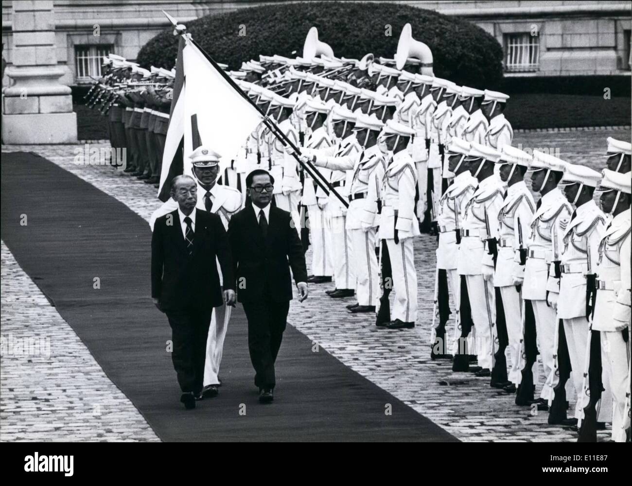 Sept. 09, 1977 - Premierminister von Thailand besucht Japan: Premierminister Fukuda und Premierminister Tanin Kraivixien von Thailand untersuchen eine Ehrenwache vor dem Eintritt in die offizielle Residenz des Premierministers. Stockfoto