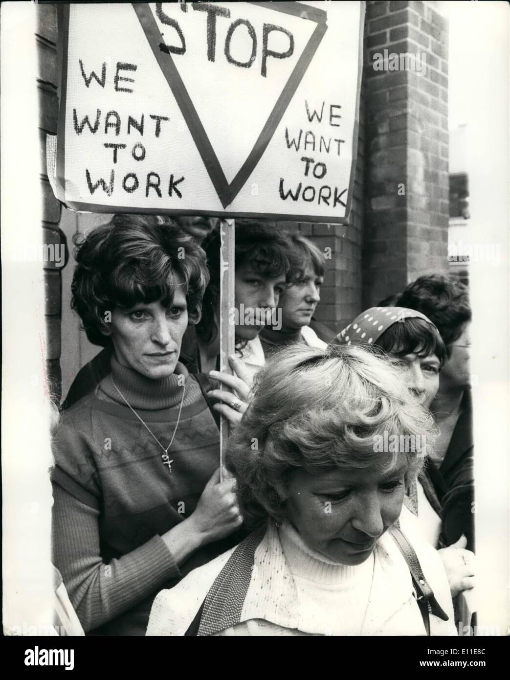 Sept. 09, 1977 - "Let US Work" Frauen drängen sich Staats-und Regierungschefs von The Lucas Strike: Frauen fordern ein Ende der neun Wochen alte Streik von 1.300 Werkzeugmacher an Lucas Birmingham, angerempelt Vertrauensleute, als sie gestern ein Birmingham Social Club gingen. Foto zeigt Lucas ArbeiterInnen entlassen durch die neun - Wochen alten Streik von Werkzeugmachern Streikposten das Treffen der Herren Vertrauensleute gestern. für eine Wiederaufnahme der Arbeit zu drücken. Frau Rosaleen Haskey (Vordergrund durfte eine Gruppe von sechs Frauen in die Besprechung zu führen. Stockfoto