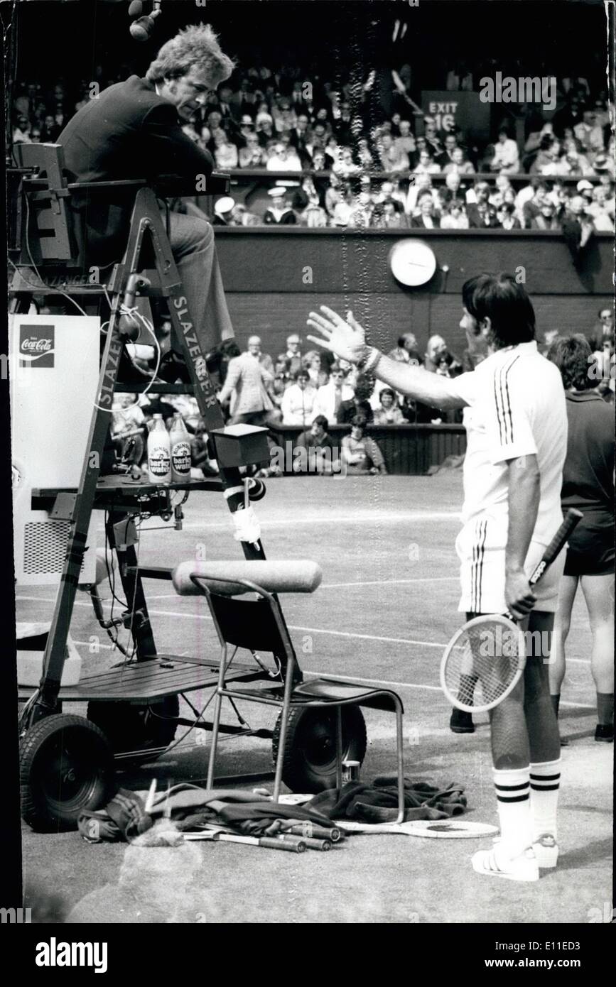 6. Juni 1977 - Nastase im Tennis Aufruhr: Feurige Tennis stürzte Sterne Ilie Nastase der Wimbledon Championships gestern nach der hässlichsten Szenen, die je in der Geschichte des Turniers erlebt. Er wurde von Björn Borg in Streight Sätzen besiegt. Sein fluchen, toben, fluchen, machte Schiedsrichter Schiefer beschriften Sie sein Verhalten war grauenhaft. Foto zeigt Ilie Nastase eine erbitterte Debatte mit den Schiedsrichter-Schiefer in seinem Match gegen Borg auf das Zentrum führt Court in Wimbledon gestern, Borg 6-0-8-6 6: 3 gewann. Stockfoto