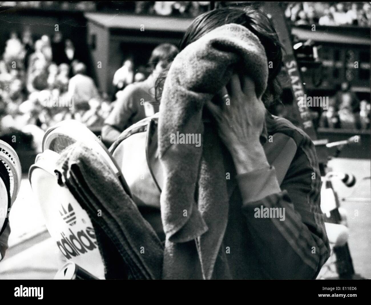 Jun 06, 1977 - Nastase im Tennis Aufruhr: Fiery Tennis star Ilie Nastase stürzte gestern aus der Wimbledon Championships nach den schlimmsten Szenen, die jemals in der Geschichte des Turniers erlebt. Er wurde von Bjorn Borg in zwei Sätzen besiegt. Hist fluchend, Raging, Fluchen, machte Schiedsrichter Schiefer seine Label war grauenhaft. Foto zeigt Ilie Nastase gesehen, der sich nach Art der Frottiergewebe, nachdem er durch Bjorn Borg auf dem Centre Court von Wimbledon geschlagen. Stockfoto