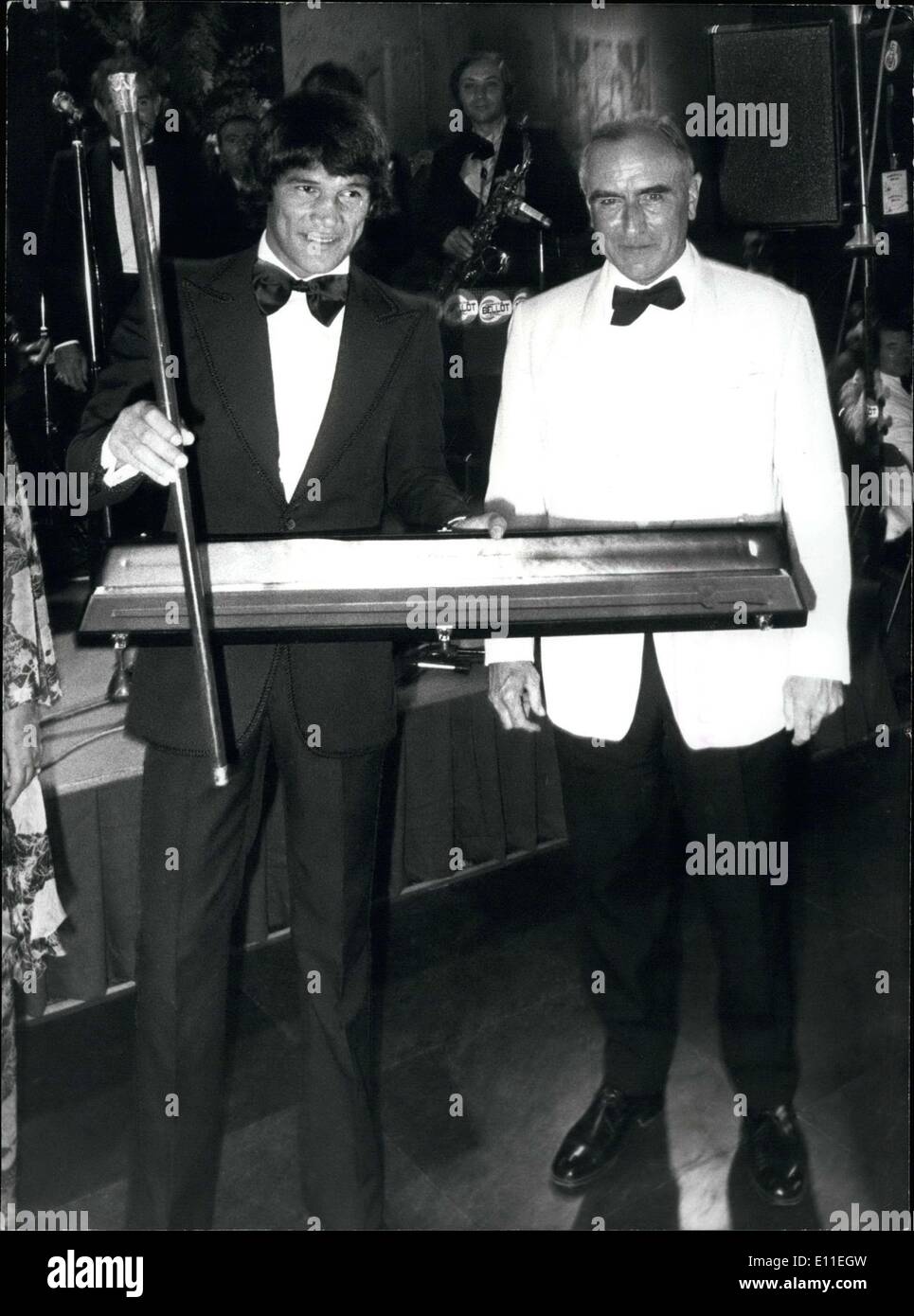 Sept. 12, 1977 - The Prize für maskuline Eleganz wurde Carlos Monzon, der berühmten argentinischen Boxer, ein 12-Mal Weltmeister, während eines Abendessens im Palazzo Chaillot gegeben. Bild: Carlos Monzon, eine afrikanische Zuckerrohr, das Symbol des Preises für maskuline Eleganz, von Herrn Henri Roquette, Präsident der französischen Federation of Industries und maskuline Kleidung erhalten. Stockfoto