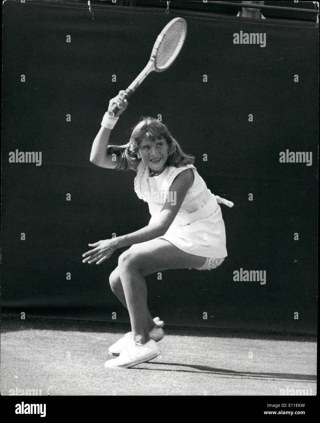 6. Juni 1977 - Tracy Austin 14-Year-Old American Tennis-Star gewinnt ihr erstes Match in Wimbledon. Foto zeigt: Tracy Austin die 14 jährige amerikanische Tennis-Star in Aktion gegen Frau Vessies Appal von Holland auf Platz 7 gesehen. Sie gewann 6-3, 6-3. Uhr / Keystone Stockfoto
