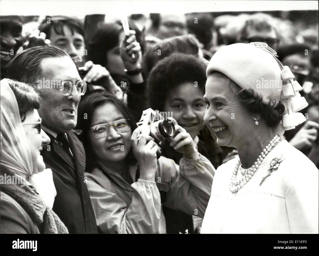 7. Juni 1977 - The Queen Royal Fahrt zum Feiern Her Silver Jubilee: der Königin und dem Herzog von Edinburgh in die Krönung Trainer linke Buckingham Palace für die Fahrt nach St. Pauls Cathedral für den Dankgottesdienst. Danach gehen sie für das Mittagessen und dann ihre Rede an die Nation Guildhall. Foto zeigt, dass die Königin die Menschen während ihr zu Fuß-über von St. Pauls an der Guildhall heute erfüllt. Stockfoto