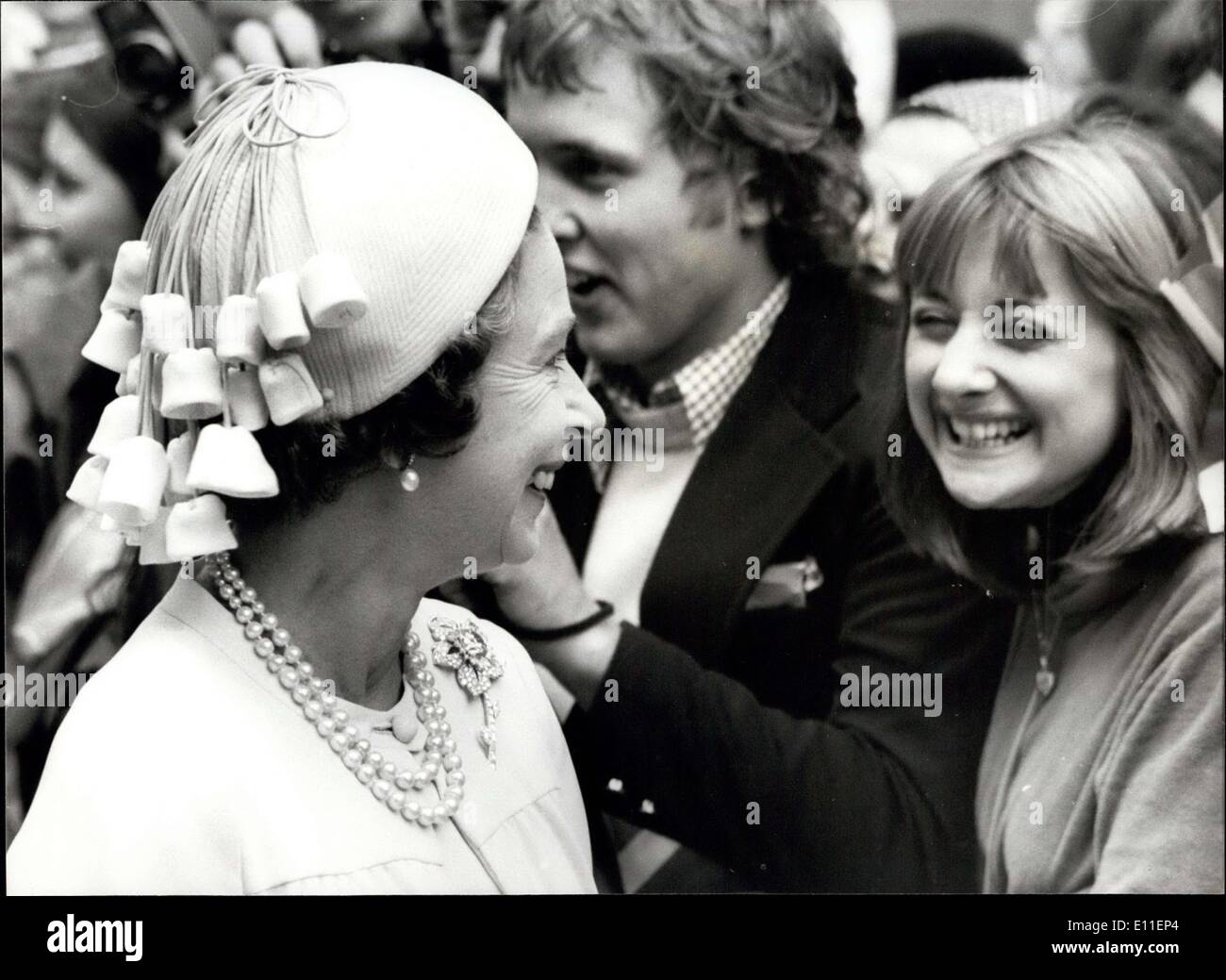 7. Juni 1977 - The Queen Royal Fahrt zum Feiern Her Silver Jubilee: der Königin und dem Herzog von Edinburgh in die Krönung Trainer linke Buckingham Palace für die Fahrt nach St. Pauls Cathedral für den Dankgottesdienst. Danach gehen sie für das Mittagessen und dann ihre Rede an die Nation Guildhall. Foto zeigt, dass die Königin die Menschen während ihr zu Fuß-über von St. Pauls an der Guildhall heute erfüllt. Stockfoto