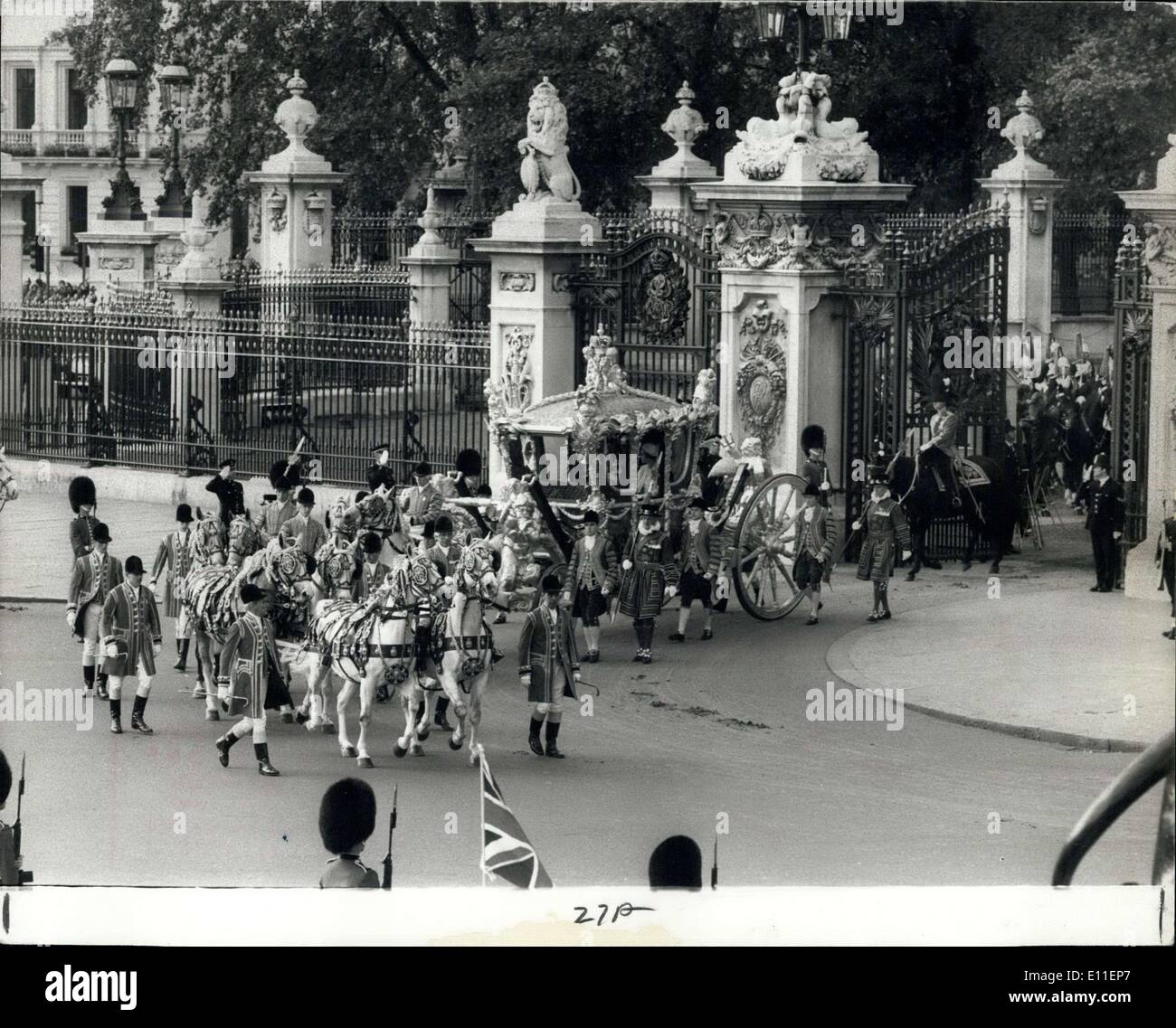 7. Juni 1977 - The Queen Royal Laufwerk, ihr silbernes Jubiläum zu feiern: die Königin und der Herzog von Edinburgh in die Krönung Trainer linke Buckingham Palace für die Fahrt nach St. Pauls einzelartigen für Dankgottesdienst nach denen sie zu Fuß an der Guildhall für das Mittagessen und dann Adresse die Nation. Das Foto zeigt die Krönung-Trainer mit der Queen und Duke of Edinburgh gesehen verlassen Buckingham Palace für den Antrieb zur St. Pauls Cathedral. Stockfoto