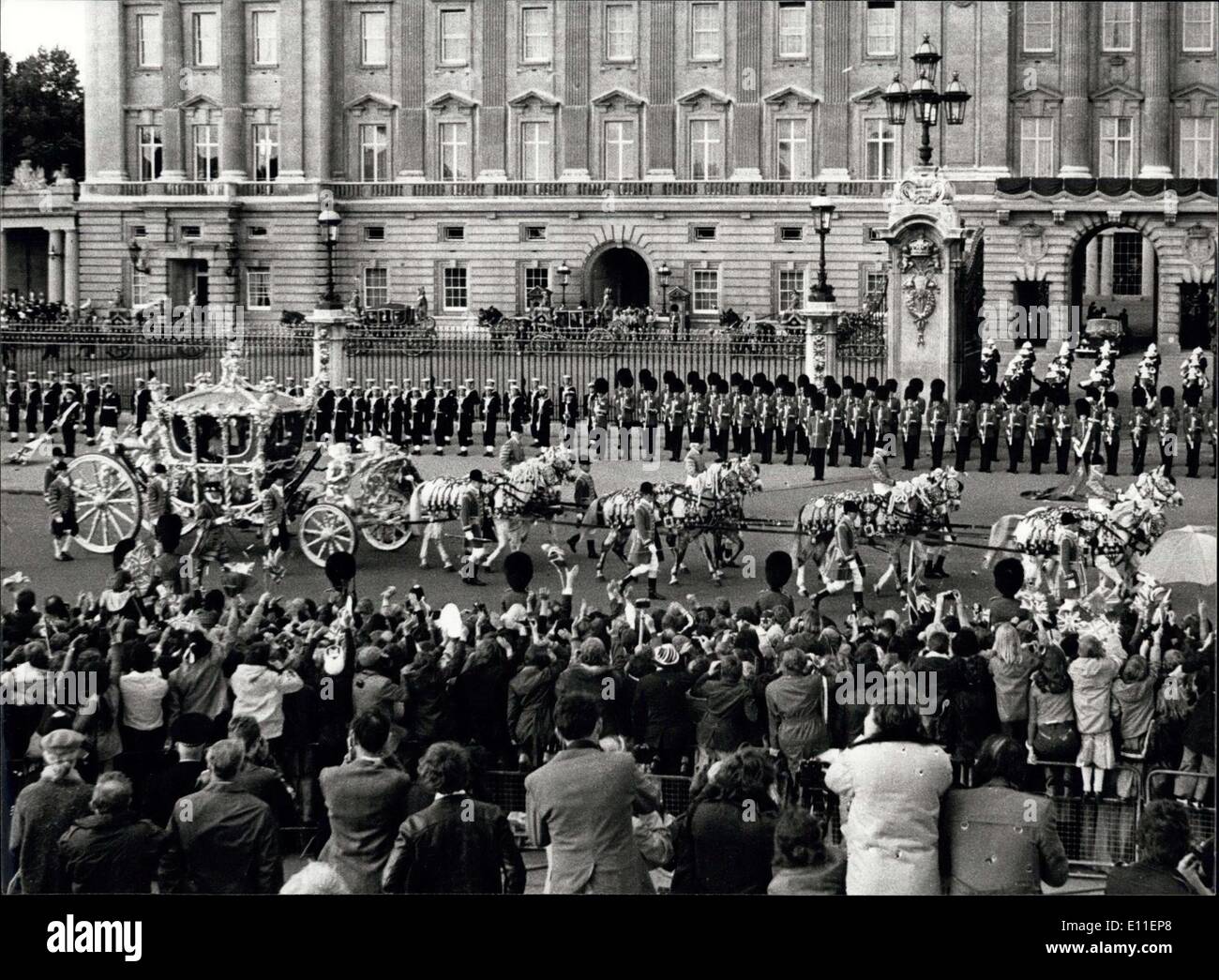 7. Juni 1977 - The Queen Royal fahren zum feiern ihr silbernes Jubiläum: die Königin und der Dule Edinburgh in der Krönung Trainer verließ Buckingham Palast für die Fahrt nach St. Paul Kathedrale für den Service, nach denen sie zu Fuß an der Guildhall für das Mittagessen und dann Adresse die Nation, geben Dank. Das Foto zeigt die Kutsche mit der Queen und Prinz Phillip gesehen wie es verlassen Buckingham Palace für den Antrieb zur St. Pauls Cathedral. Stockfoto