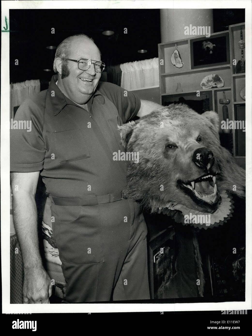 5. Oktober 1977 - gibt es eine Menge Leute mit harten Jobs, Idi Amins Presse-Agent in den Sinn kommt. Bert Lance Buchhalter. Und jetzt, Larence A. (winzigen) Boyer. Tiny ist im Moment Leben in einem Wohnmobil auf einem Chicago Parkplatz versuchen zu überzeugen, Menschen, ihren nächsten Kongress in seiner Stadt zu halten. Seiner Stadt passiert, Kodlak, Alaska, die letzten ich sah, war Teil der Aleuten-Inseln. Dies halte ich für ein hartes Stück Arbeit. Winzig, wer wiegt 230 lbs und ist Präsident der Kodiak Chamber Of Commerce, freundlicherweise für ein Interview. Ein Transkript folgt Stockfoto