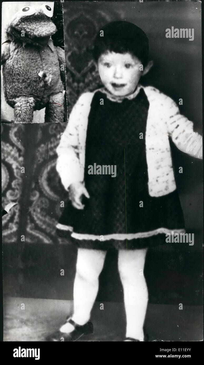 10. Oktober 1977 - Provo Killers Feuer auf das Baby des Opfers: Ein Spielzeugfrosch mit zwei durch die Füllung gerissenen Einschusslöchern war gestern Abend stummer Zeuge eines dreijährigen Cristal Hest, der durch zwei provisorische IRA-Mörder vor dem Tod floh, die gerade ihre Mutter bei einem Schussbrand getötet hatten. Cristal schlief in ihrem Kinderbett in einem Wohnwagen neben ihrem Großeltern-Häuschen nahe der Ulster-Grenze zu Irland, als die Schützen die Tür zerschlugen und die 24-jährige Margaret Hearst in ihre Koje schossen Stockfoto
