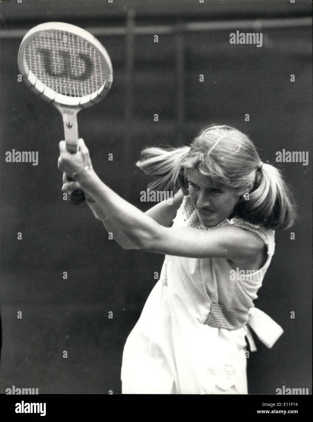 24. Juni 1977 - schlagen Wimbledon Tennis Chris Evert Tracy Austin. Foto zeigt 14 jährige Tracy Austin gesehen im Kampf gegen die Stockfoto