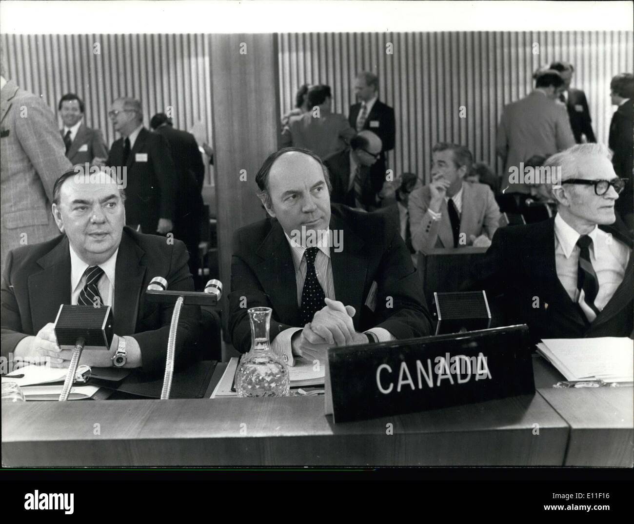24. Juni 1977 - Kanadas MacDonald und MacLean Nettoeinnahmen Tagung in Paris Stockfoto