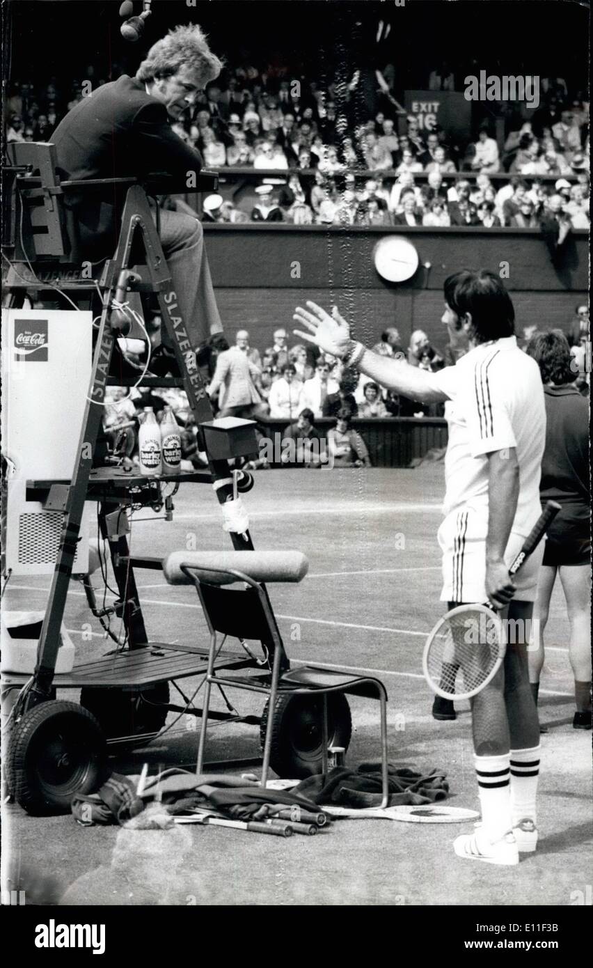 7. Juli 1977 - Nastase in Tennis Aufruhr: feurige Tennis Sterne Ilie Nastase der Wimbledon Championships gestern nach der hässlichste Szene je gesehen in der Geschichte des Turniers stürzte. Er wurde von Björn Borg in zwei Sätzen besiegt. Sein fluchen, tobt, fluchen, Label made Schiedsrichter Schiefer sein Verhalten war grauenhaft. Foto zeigt Ilie Nastase eine erbitterte Debatte mit den Schiedsrichter-Schiefer in seinem Match gegen Borg auf das Zentrum führt Court in Wimbledon gestern, Borg 6-0,8-6, 6: 3 gewann. Stockfoto