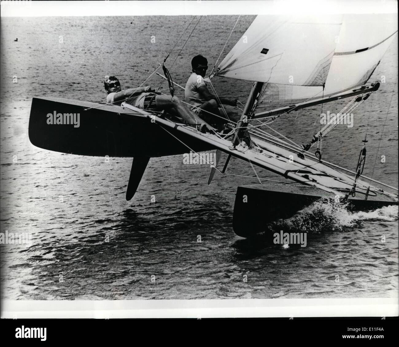 7. Juli 1977 - festhalten: Ein neues Modell einer Rennyacht erschien auf dem See Kielrz in Poznan, Polen. Die '' Torndao''-racer Stockfoto