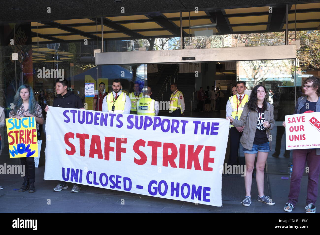 Sydney, Australien. 21. Mai 2014. Mitarbeiter sind in den Streik über Löhne und Arbeitsbedingungen vor bundesweit Studenten aus Protest gegen den Bundeshaushalt gegangen. Bildnachweis: Martin Beere/Alamy Live News Stockfoto