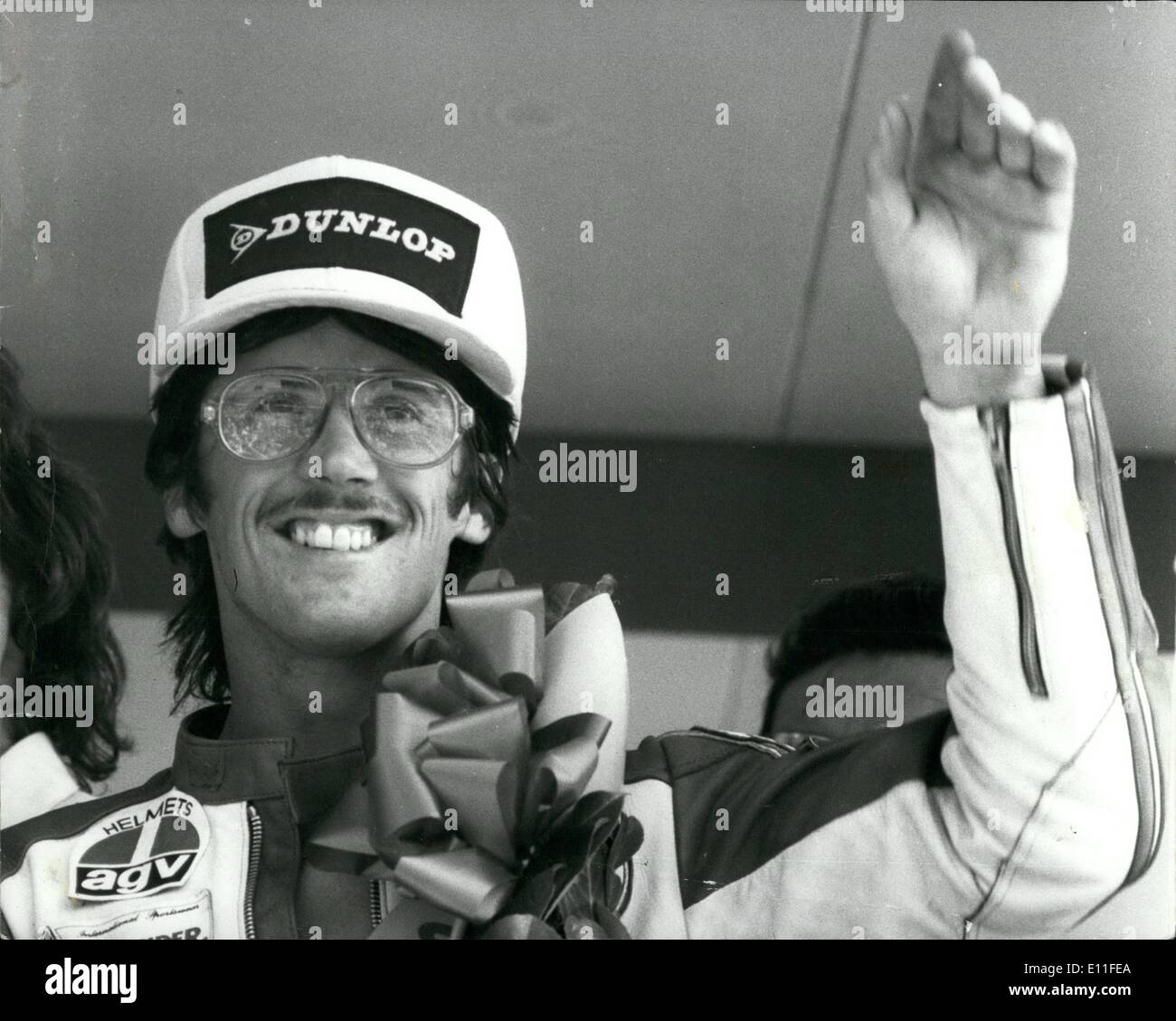 7. Juli 1977 - amerikanische Steve Baker gewinnt bei Brand-Hatch: Amerikanische Steve Baker gilt als einer der großen Motorrad-Rennfahrer der Welt am Sonntag gewann er die 750 WM-Lauf in Brands Hatch. Er führte von Anfang bis Ende in die beiden Schenkel des 24-Runden auf seiner Yamaha auf Gewinn, 000. Foto zeigt amerikanische Steve Baker gibt einer Sieg-Welle nach winni9ng 750 WM-Lauf in Brands Hatch am Sonntag. Stockfoto