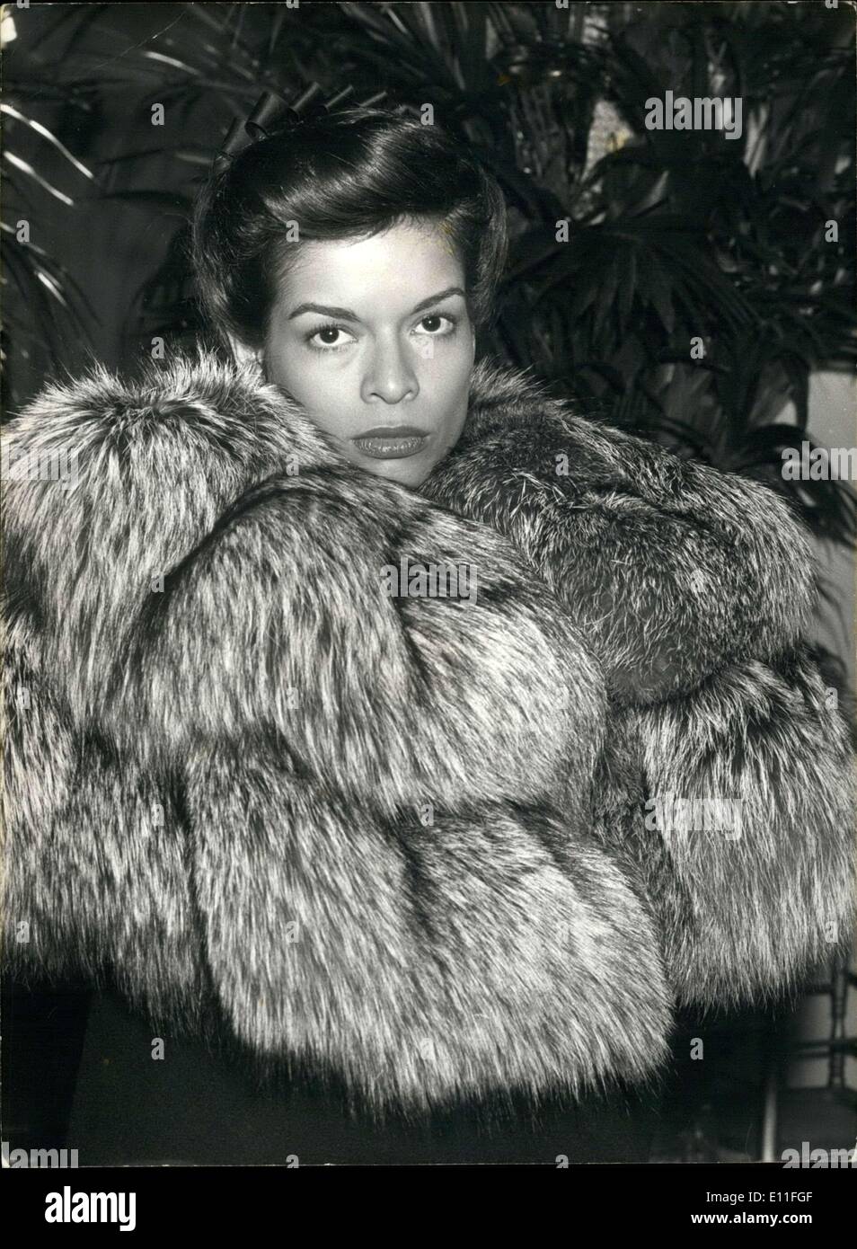 10. Juli 1977 - Bianca Jagger, Ehefrau von Mike Jagger, die berühmte Sängerin in der "Rolling Stones,'' eine Marc Bohan Kreationen auf der Präsentation der neuen Christian Dior haute Couture Kollektion für den Herbst und Winter 1977 / 78 vorgestellt. Stockfoto