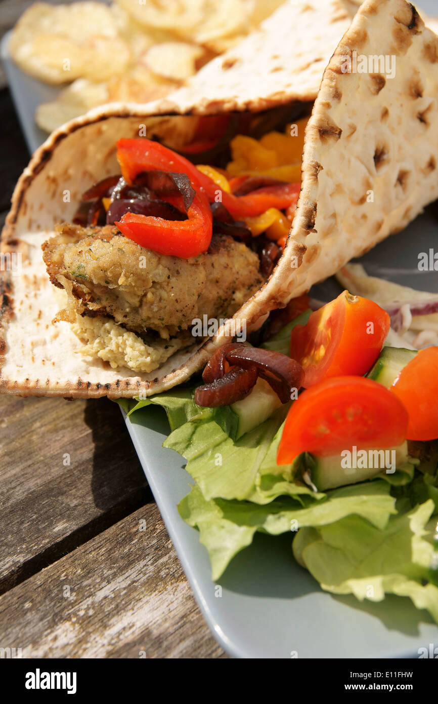 Fladenbrot mit Falafel, Hummus und gerösteten Paprika-Füllung Stockfoto
