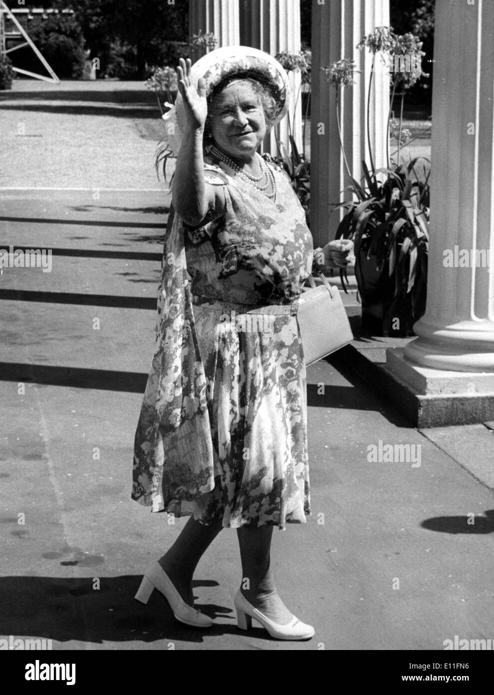 Königinmutter ELIZABETH vor das Clarence House (London) am Tag von ihrem 77. Geburtstag, 04.08.1977 Stockfoto