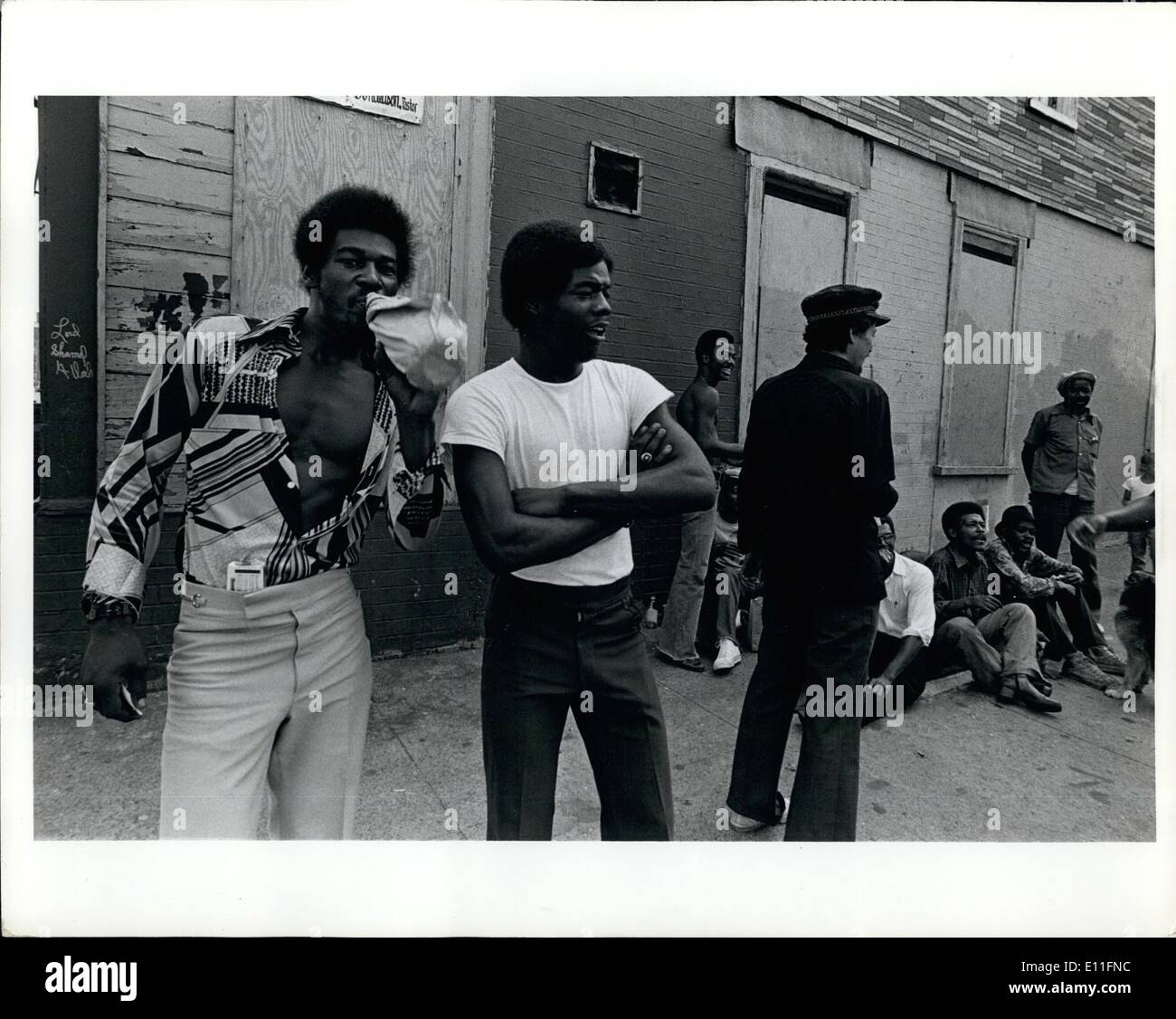 8. August 1977 - Bloch arbeitslos herumhängen, einige trinken im Bushwich Abschnitt von Brooklyn: Brian Alpert Stockfoto