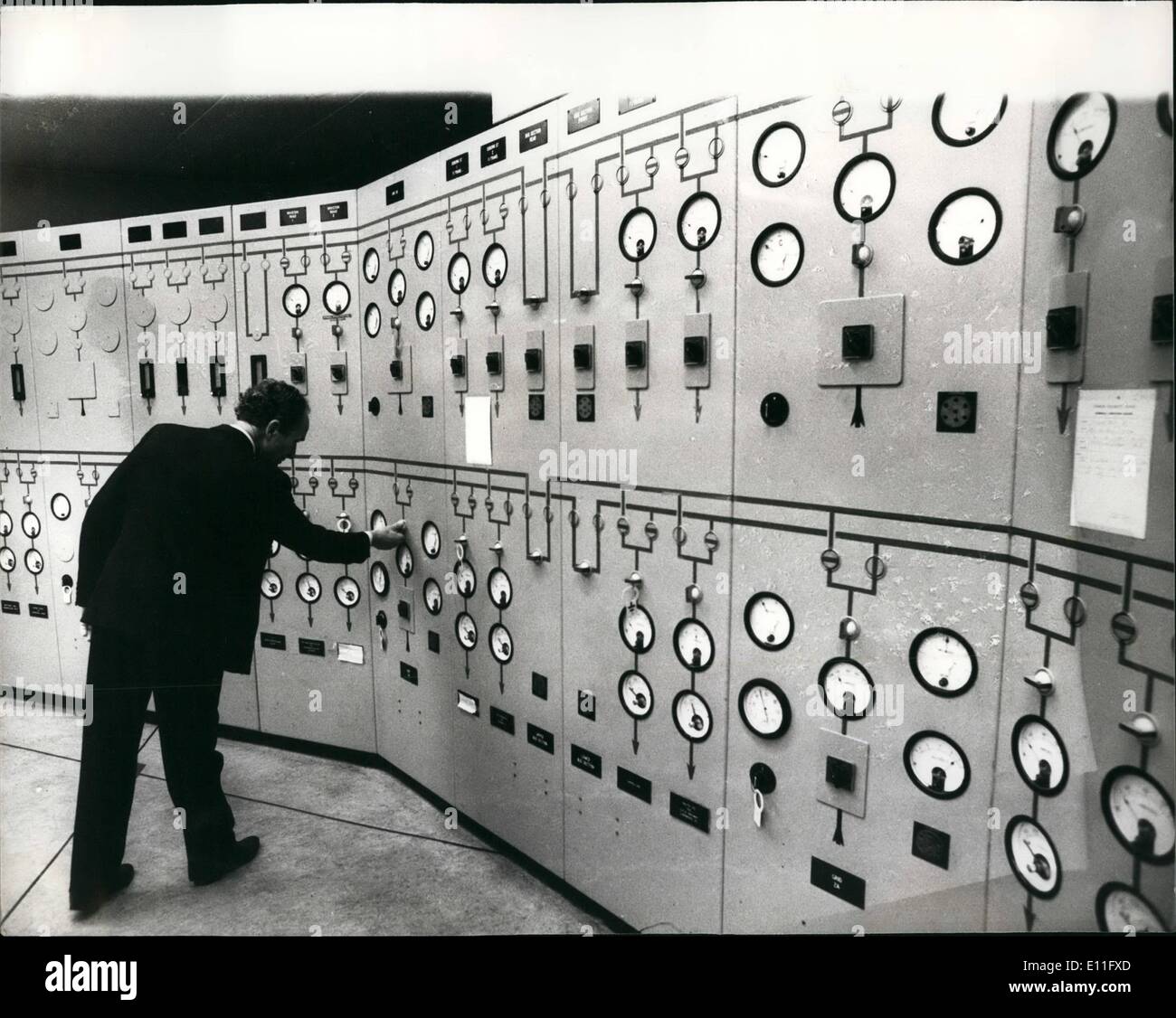 11. November 1977 - Ausschalten der Lichter von London. Ganz England ist der inoffizielle Streik der Arbeiter macht betroffen, Abschnitte der Elektrizität des Landes ist manchmal 4 Stunden zu einer Zeit abgeschaltet wird. Foto zeigt einen der Arbeiter Kraftwerk im Großraum London abschalten Teils der Stadt. Stockfoto