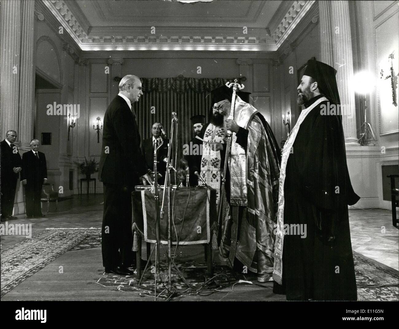 11. November 1977 - Athen Erzbischöfe amtieren bei der Vereidigung des neuen Kabinetts von Premier Canamanlis Stockfoto