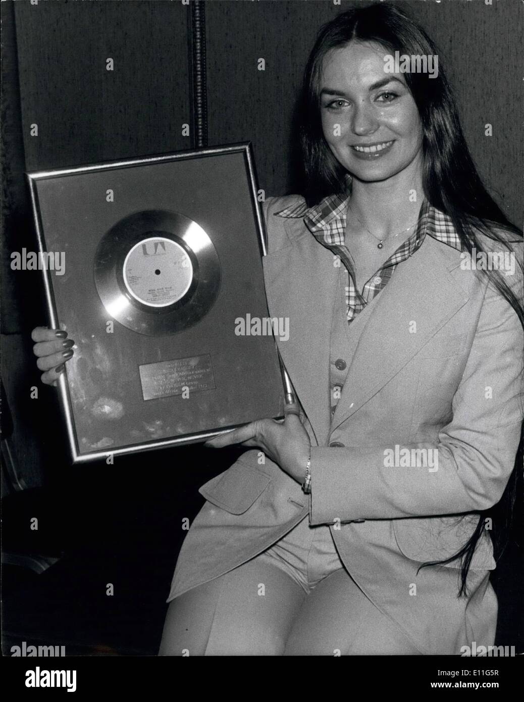 11. November 1977 - Sängerin Crystal Gayle In England für die Tour: Amerikanische Sängerin Crystal Gayle flog in London Anfang eine Tour mit amerikanischen Country-Sänger Kenny Rogers. Crystal ist im Moment Höhenflug in den Charts mit ihrer Single '' nicht ist meine braunen Augen blau ''. Die Tour werden drei Termine in Liverpool, Birmingham und London. Foto zeigt: Sängerin Crystal Gayle mit goldene Schallplatte für ihre Single '' nicht ist meine braunen Augen blau ''-1/2 Millionen Verkäufe in den Vereinigten Staaten. Stockfoto