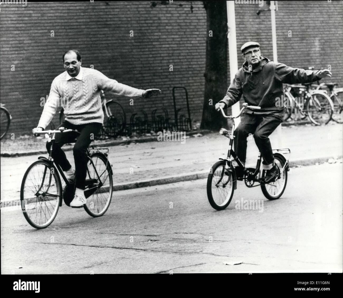 11. November 1977 - sportliche Begegnung zwischen Ost und West: eine der Nationalsport in Dänemark ist das Radfahren. Und dies führte zu dem Treffen von Vertretern der beiden Supermächte, die Sowjetunion und die USA. Radfahren durch die Straßen von Kopenhagen und auf den Zyklus-Rennstrecke, gab es keine Konkurrenz zwischen den sowjetischen Botschafter in Dänemark, Nikolai G Egorytchev, 57, und der amerikanische Botschafter John Gunther Dean, 51. In den Tagen des Kalten Krieges konnte sie kaum miteinander Lächeln Stockfoto