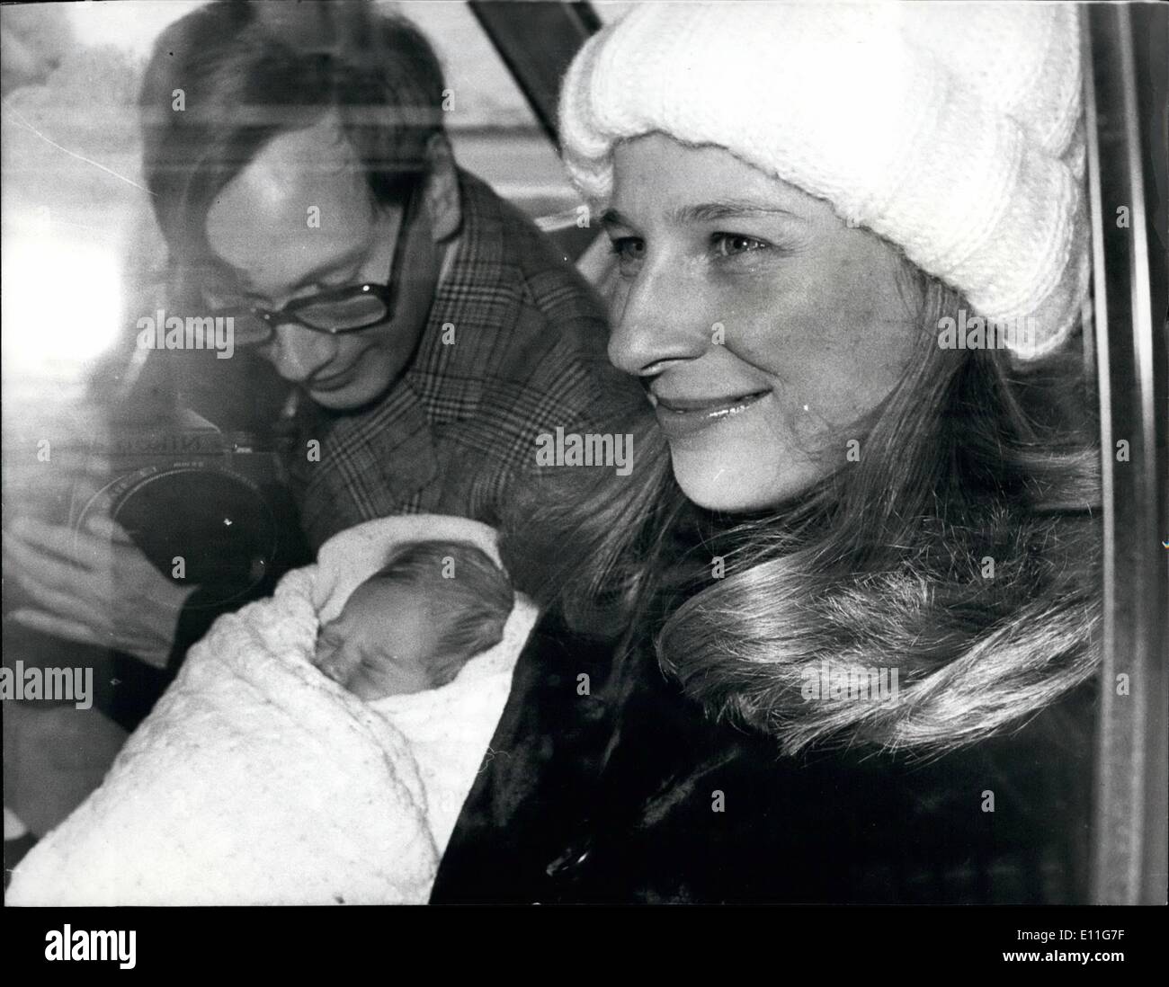 11. November 1977 - Duchess of Gloucester verlässt St. Marien mit ihrer Baby-Tochter: The Duke und die Duchess of Gloucester verlassen St. Marien Hospital, Paddington, für Kensington Palace am Samstag mit ihrer ein-Woche-alten Tochter, die Lady Davina Elizabeth Benedikte Windsor genannt werden. Stockfoto