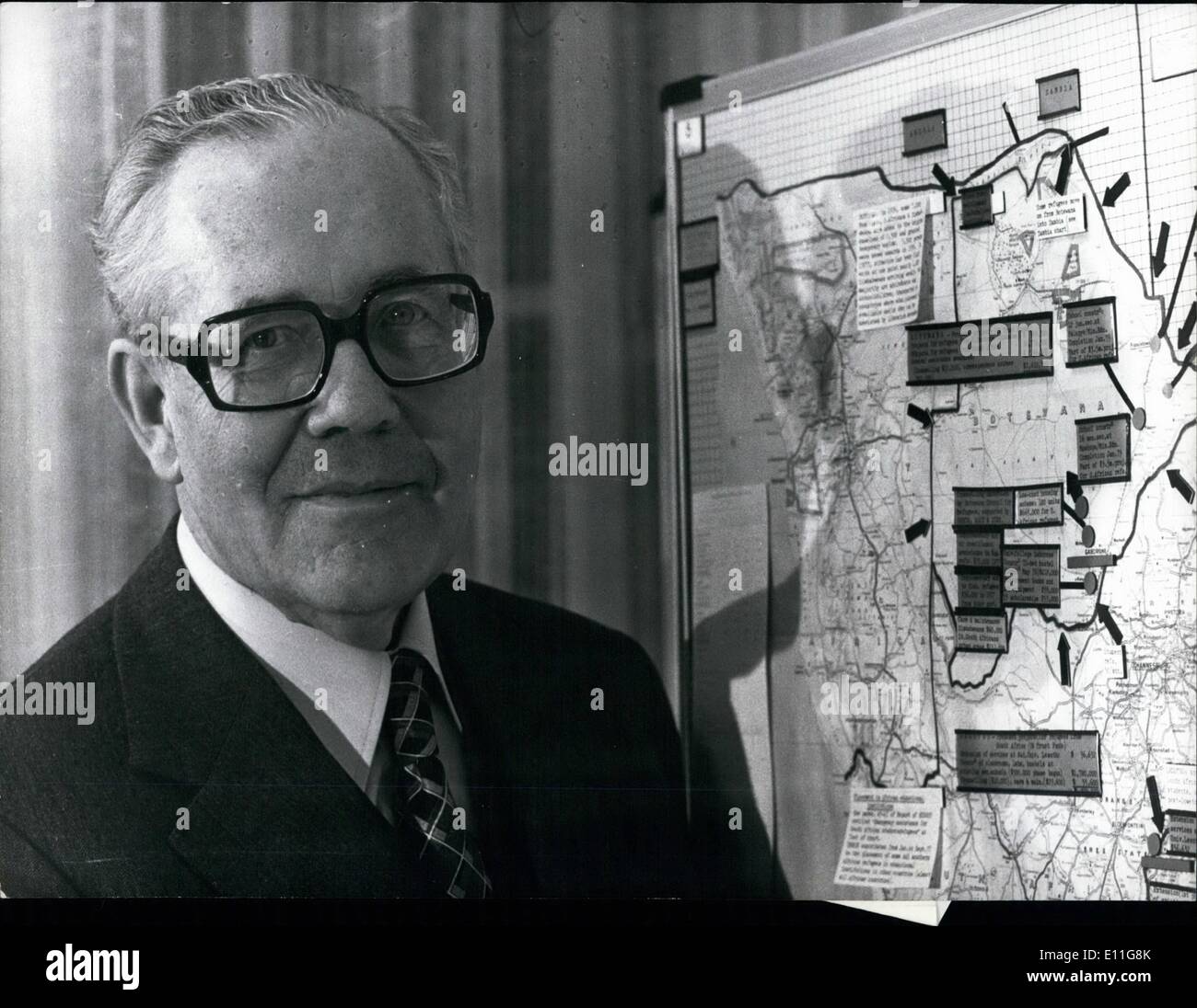 1. Januar 1978 - neue UN-Hochkommissar für Flüchtlinge, Herr Hartling, bei der Arbeit in Genf. : Diese Woche die neue UN-Hochkommissar für Flüchtlinge, ehemaliger dänischer Ministerpräsident Poul Hartling, arbeitete in seinem Büro in Genf. Das Foto zeigt ihn vor einer Süd-Arica-Karte gibt. Stockfoto