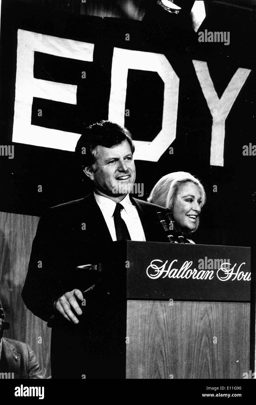 1. Januar 1978 - Boston, Massachusetts, USA - Datei Foto: ca. 1978. TED KENNEDY und Frau JOAN KENNEDY Campaiging für Senate.The Kennedy-Familie ist eine prominente irisch-amerikanischen Familie in der amerikanischen Politik und Regierung Abstieg aus der Ehe von Joseph und ROSE FITZGERALD KENNEDY. Die überwiegend demokratische Familie ist bekannt für seine US-Stil politischen Liberalismus. Die bekanntesten Kennedy ist der verstorbene Präsident der Vereinigten Staaten John F. Kennedy. Die Kennedys werden oft mit den Familien Adams, Bush und Taft als einer der einflussreichsten amerikanischen politischen Familien verglichen. Stockfoto