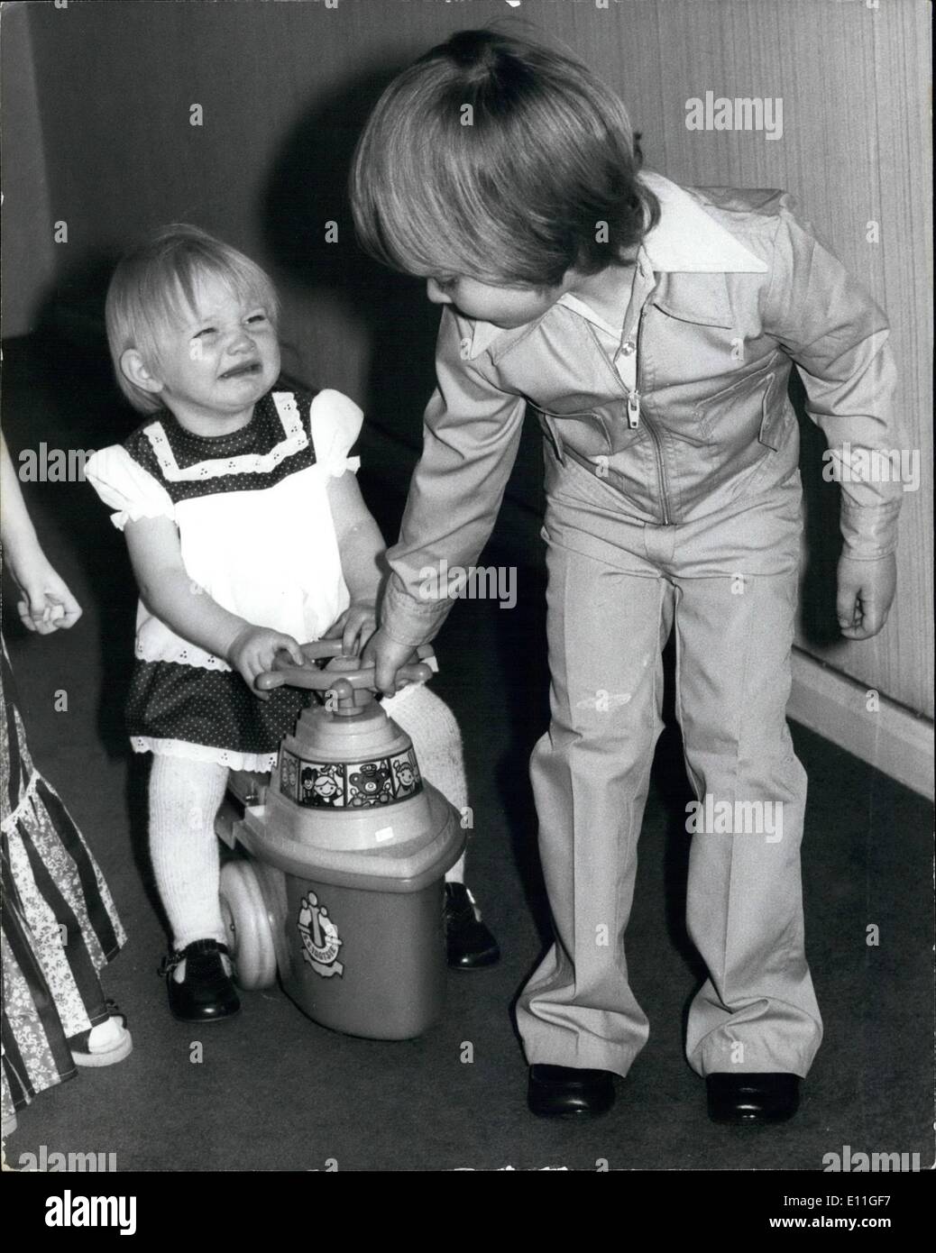 2. Februar 1978 - Babyboots Frühling und Sommer-Kollektion: Fotoshows Jonathan Joseph tragen einen Hosenanzug (Alter) gibt 1 Einjahres Sophie Snowbone tragen ein weißes Baby Kleid mit einem marinen Pünktchen ein Ruck an einem Trolley während der Modenschau Babyboots Kiddies an Harewood Stelle heute in London. Stockfoto