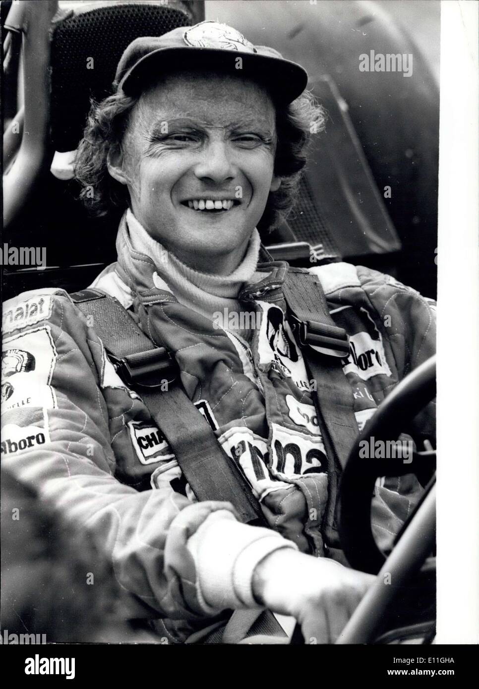15. November 1977 - beginnt Niki Lauda Trails mit Brabham-Alfa Romeo Auto. Welt Auto racing Champion Niki Laudat Ried, die neue BT45 12 Zylinder Brabham Alfa Romeo Auto heute sah in der Vallelunga Autodrome in der Nähe von Rom, von einer Schar von racing Auto-Fans. Lauda, die Ferrari als ihre Ass Rennfahrer nach dem Gewinn der WM-Titel beenden wird jetzt pilot Brabham Alfa Romeo Autos im nächsten Jahr Formel 1 Rennen. Stockfoto