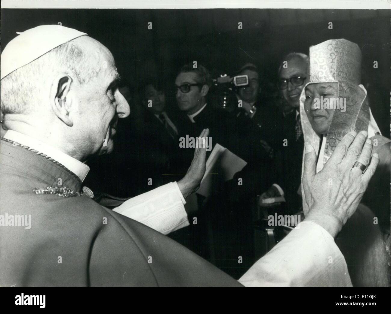 25. November 1977 - bei einem Besuch in Rom, wo er eine internationale Konferenz zur Bekämpfung der Armut in Asien besucht, Shoyu Iwava, ein japanischer buddhistischer Priester und Präsident der internationalen Vereinigung des Buddhismus trifft Papst Paul 6. im Vatikan. Stockfoto