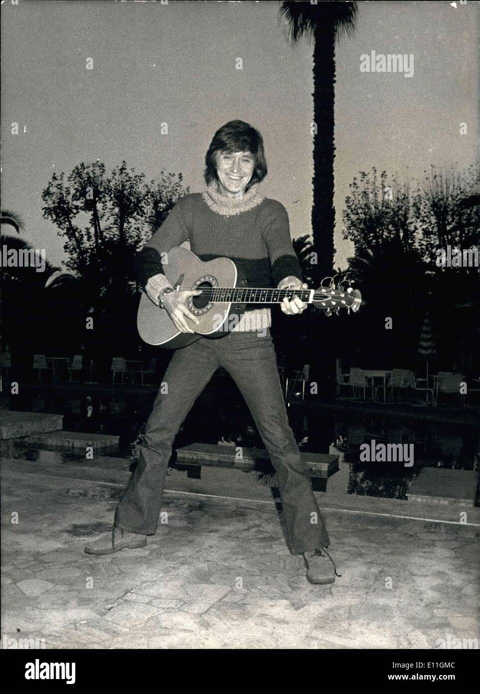 12. Dezember 1977 - Bobby Solo war ein Name, der in den Kopf von allen war wer kannte hit-Songs... vor 15 Jahren! Der Hit seiner Zeit, "Una Lacrima Sul Viso'' war der Song des Jahres in Italien, Heimat des Sängers. Er bereist die Welt mit dem Lied und 6 Millionen CDs verkauft, in ein paar Monaten. Heute, im Alter von 31 Jahren veröffentlicht Bobby Solo gerade eine CD Zusammenstellung seiner 10-jährigen Karriere als Sängerin. Er präsentiert seine neue CD in Cannes um die Französisch-italienische Freundschaft Organisation profitieren. Solo ist hier neben den majestätischen Pool in Cannes abgebildet. Stockfoto