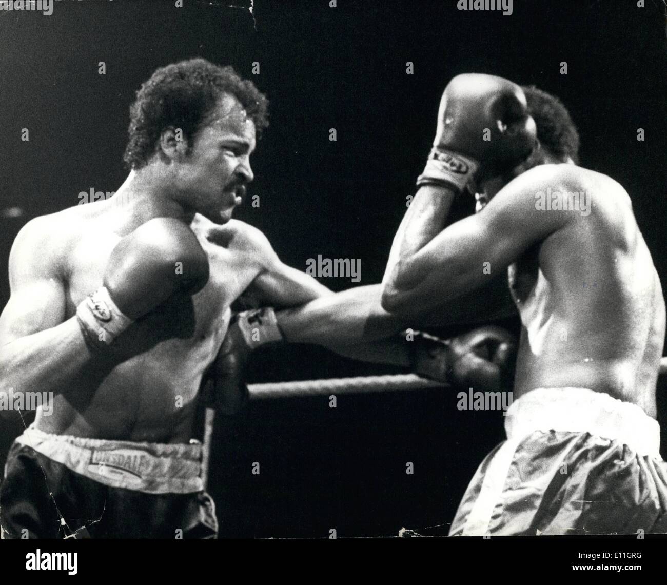 2. Februar 1978 - John Conteh schlägt Joe Cokes: ehemalige Welt-Schwergewichts-champion John Conteh, beat amerikanischen Joe Cola in eine zehn Runden internationale Licht - Schwergewichts-Kampf in der Mitte Sobell, Islington, letzte Nacht, das war Contehs ersten Kampf in elf Monaten. Foto-show Conteh, links, bekommt in einem guten Körper-Schlag während seines Kampfes gegen amerikanische Joe Cola in der Mitte Sobell letzte Nacht? Conteh gewann nach Punkten. Stockfoto