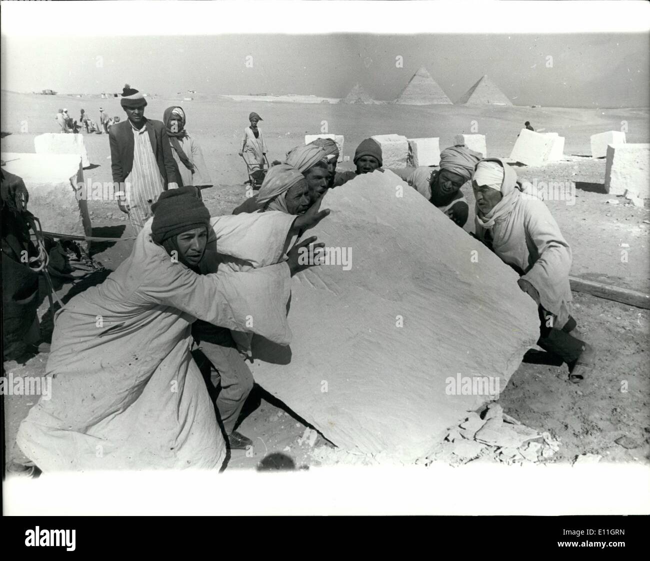 2. Februar 1978 - japanische Mini Pyramide In Ägypten A Team von Archäologen sind um eine Pyramide in der ägyptischen Wüste in einem Versuch zu entdecken, wie die alten Ägypter die Cheops-Pyramide, die mehr als 4.500 Jahren aufbauen konnten ein Geheimnis zu bauen, die bis heute ungelöst bleibt. Die japanische Mini Pyramiden wird voraussichtlich einen fünfzehnten Größe des Cheops, bis 10.000 Arbeitnehmer innerhalb von drei Monaten abgeschlossen, und 1 Million Dollar Kosten. Das Team verwendet primitive Methoden der alten Ägypter, Steinbeile werden verwendet, um den Stein von der anderen Seite ausschneiden, wenn Nils Stockfoto