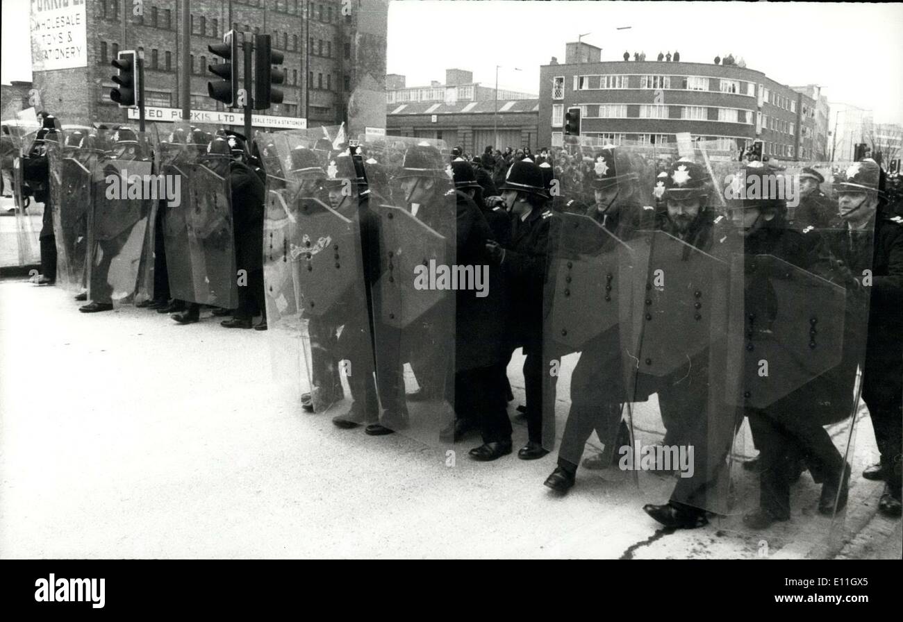 20. Feb 1978 - 25 Polizei verletzt bei Zusammenstößen bei nationaler Front-Rallye: 25 Polizisten wurden verletzt und 30 Personen festgenommen, als Demonstranten am Samstag vor einem jungen nationalen Front-Treffen im Stadtzentrum von rmingahm Ziegel und Flaschen einwerfen. 500 Anti - Nationale Frontdemonstranten zerren eine Mauer und zerren Steinplatten vom Bürgersteig, um die Polizei anzuschleudern, die Riot Shields benutzte, bildeten eine Absperrung über die digbeth-Straße, während die Demonstranten sich auf den Durchbruch in die Bürgerhalle des Bürgerhauses begaben, in der die Kundgebung stattfand Gehalten Stockfoto