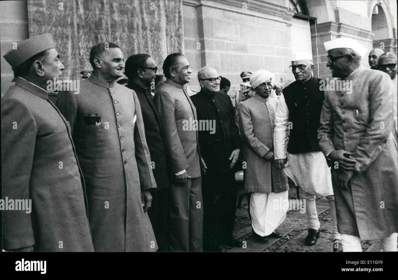 12. Dezember 1977 - Präsident Shri Sanjiva Reddy, Vizepräsident Herr B.D Steg (mit Turban) und Premierminister Shri. Morarji Dubai begleiten, Konferenzsaal für die Aufhebung des Gouverneurs treffen am Rashtrapath Bhavan in Neu-Delhi am Samstagmorgen Stockfoto