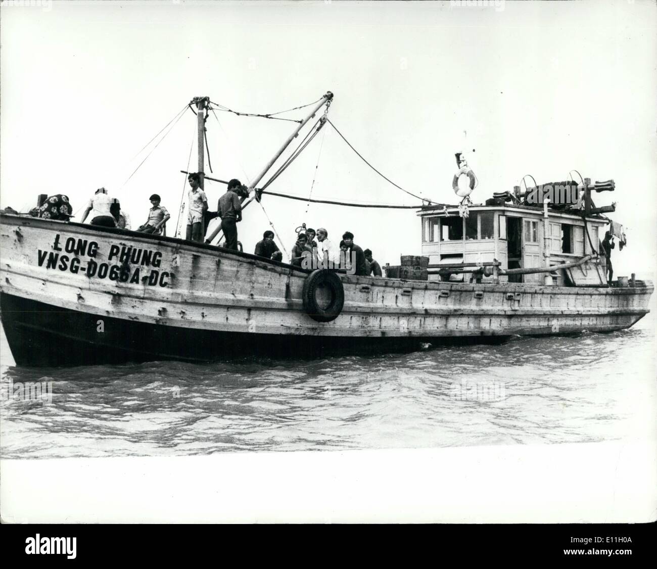 12. Dezember 1977 - vietnamesische Flüchtlinge aus dem Trawler Lied werden 12 kommen in Darwin - Australien.: Australien hat sich geweigert, eine Nachfrage von der Sozialistischen Republik Vietnam zurück das Lied 12 Beat, und was es als die "Piraten" beschrieben an Bord sein, viele kleine Boote mit vietnamesischen Flüchtlinge haben in Darwin gesegelt, da das Saigon Regime fallen vor 2 1/2 Jahren , die Zahl ist bisher 742. Foto zeigt die Lateset der kleinen Armada von vietnamesischen Flüchtlingen Boote in Darwin, der lange Phung Segel bis Darwin Harbour in Navy Begleitung zu gelangen Stockfoto