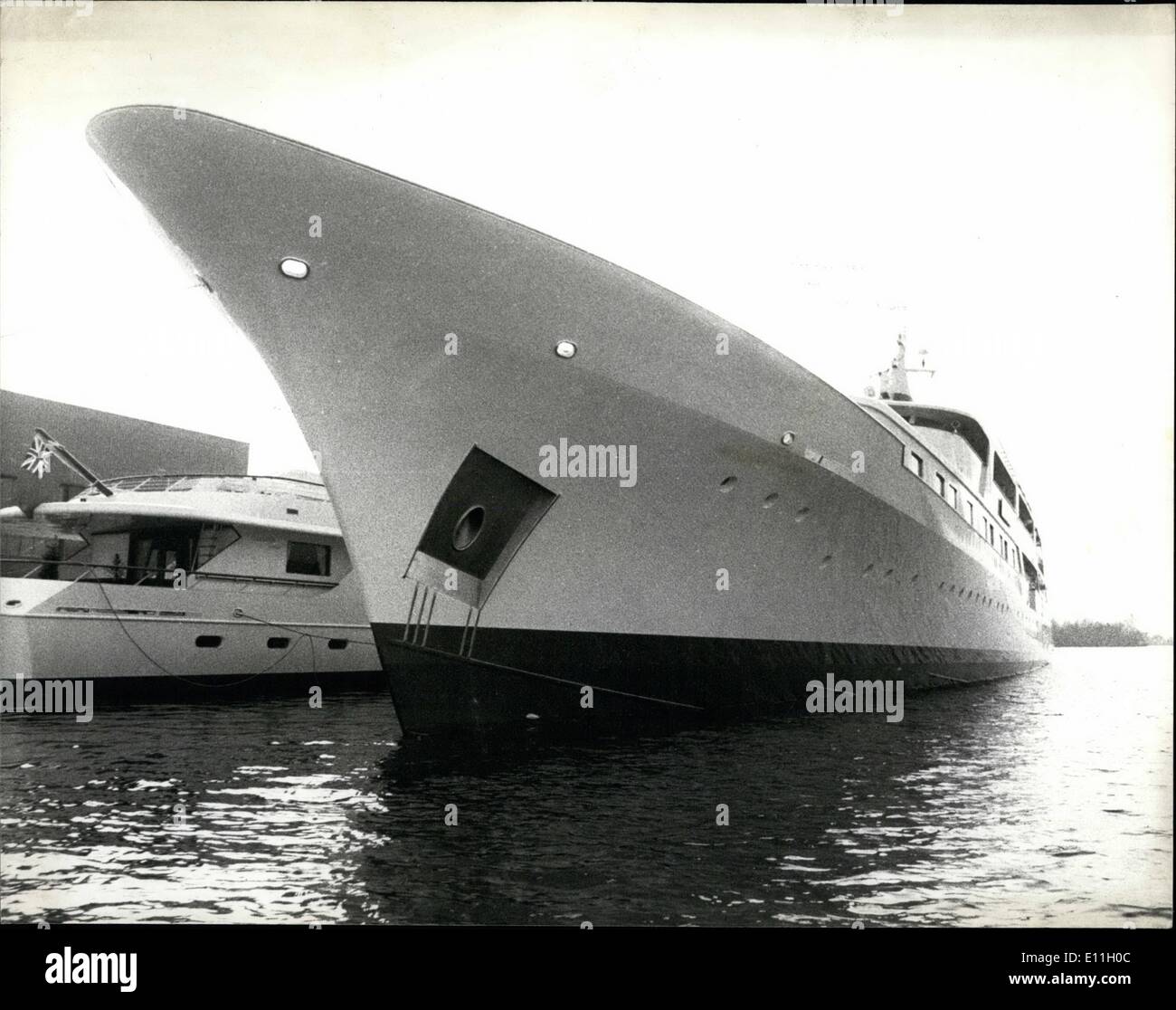 12. Dezember 1977 - Yacht fit für einen König.: King Khaled Saudi Arabien neue Yacht '' Al-Riyadh'' wurde vor kurzem auf der Van Lent Werft in Kaag, Holland. Sir John Onslow 44, erfahrene Skipper der Millionäre Yachten wurde entschied sich, die prachtvoll ausgestatteten Kapitän? 7 Millionen Schiff. Sir John muss Manöver des Schiffes durch die 8 Meilen von schmalen Kanal, wo das Boot gebaut wurde, ohne den Lack zu verkratzen. Stockfoto