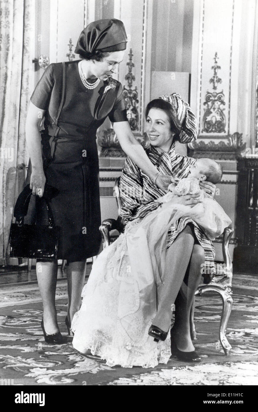 Elizabeth II. mit Prinzessin Anne Tochter und Enkel Stockfoto