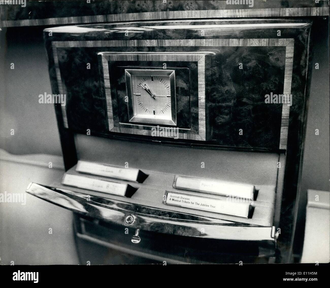 03. März 1978 - Queen's Silver Jubilee Rolls-Royce Phantom VI: The Queen's Jubilee Geschenk der britische Automobilhersteller, ein 80,000 Rolls-Royce Phantom VI, ist jetzt fertig - drei Monate zu spät. Die kastanienbraunen und schwarzen Rolls hätten im Dezember fertig sein sollen, aber wegen eines Streiks am Ende Dezember, aber wegen eines Streiks in der Mulliner Park ward Division in North London, wo der Bau des Autos mehr als ein Jahr gedauert hat. Die Königin hat darum gebeten, dass die Übergabe privat erfolgt Stockfoto