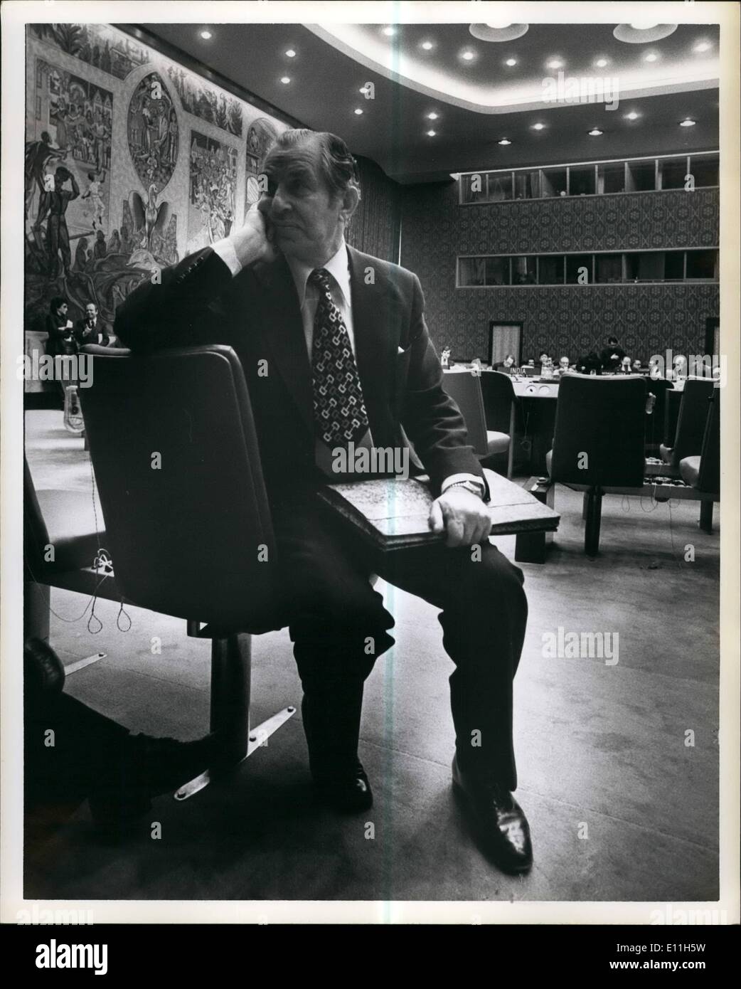 3. März 1978 - Nationen Sonntag, 19. März 1978. New York City: heute ist der Sicherheitsrat fordert Rückzug Israels aus dem Libanon und richten Sie eine UN-Truppe im Bereich zur Wiederherstellung des Friedens der Rat durch eine Stimme von 12 zu Gunsten zu keiner gegen zwei Abstentiuons (Tschechoslowakei, Sowjetunion) und China gehandelt nicht teilnahm, eingeführt, um den USA übergeben Auflösung. Das Foto zeigt. Israelischer Botschafter in der UN-Chaim Herzog warten auf der Sitzung des Sicherheitsrates zu beginnen. Stockfoto