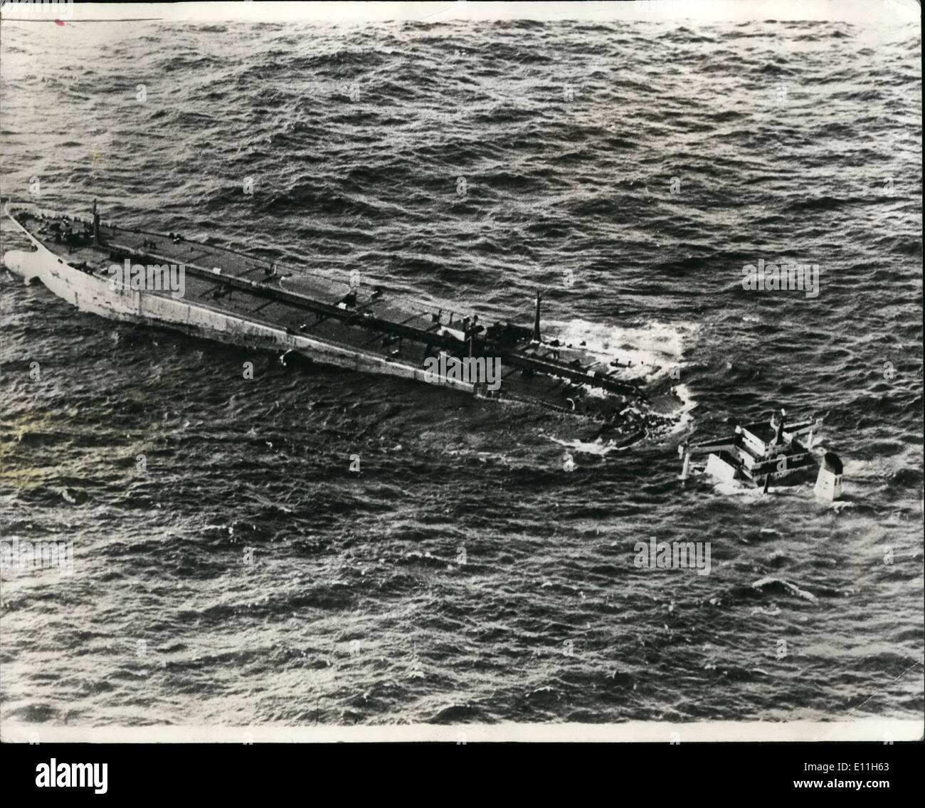 3. März 1978 - Öl Krise auf die Britany Strände: Katastrophe, Vogel und Marine Leben an der französischen Küste, durch die Öl-Entladen von Amoco Cadie Öltanker bereits angekommen. Von der örtlichen Polizei, unterstützt durch Freiwillige aus ganz Frankreich, mit Kindern im Urlaub unterwegs von Paris nach helfen, die Strände werden Anstrengungen unternommen. Foto zeigt: Der Supertanker Amoco Cadiz zerstört jetzt vor der Küste der Bretagne. Stockfoto