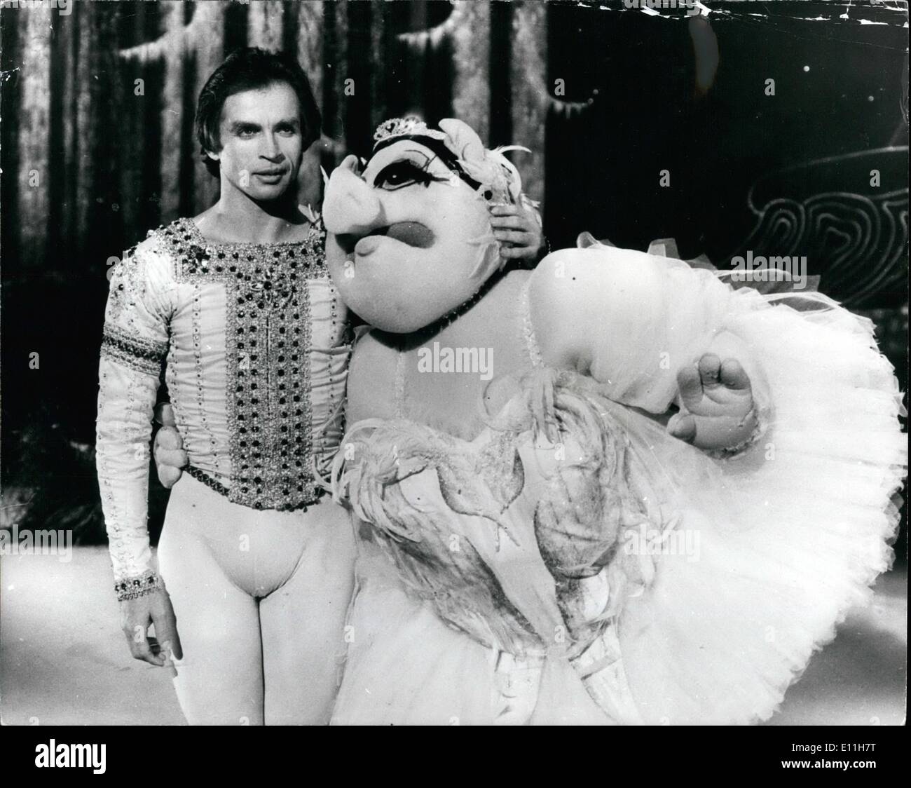 01. Januar 1978 - Rudolf Nureyev auf der Muppet Show: Der größte Ballettstar der Welt, Rudolf Nureyev, war der Muppet's Guest Star an diesem Wochenende -Sam der amerikanische Adler war begeistert, dass endlich die Show war Einführung etwas Kultur und besteht darauf, dass die Muppets tragen Nägel und Krawatten, Aber Sam war in für EINEN Schock-Rudolf übergab sich Muppet Zaniness und das Ergebnis war sein Pas De Beux mit EINEM 500 Schwein zu ''Swine Lake'' eine Begegnung in der Sauna mit Miss Piggy zu ''Baby IT's Cold Out There'' und schließlich Er Dons ''Top hat -White-Tie and Tails'' Für EIN Lied und Tap Dance zu EINER berühmten Nummer Stockfoto