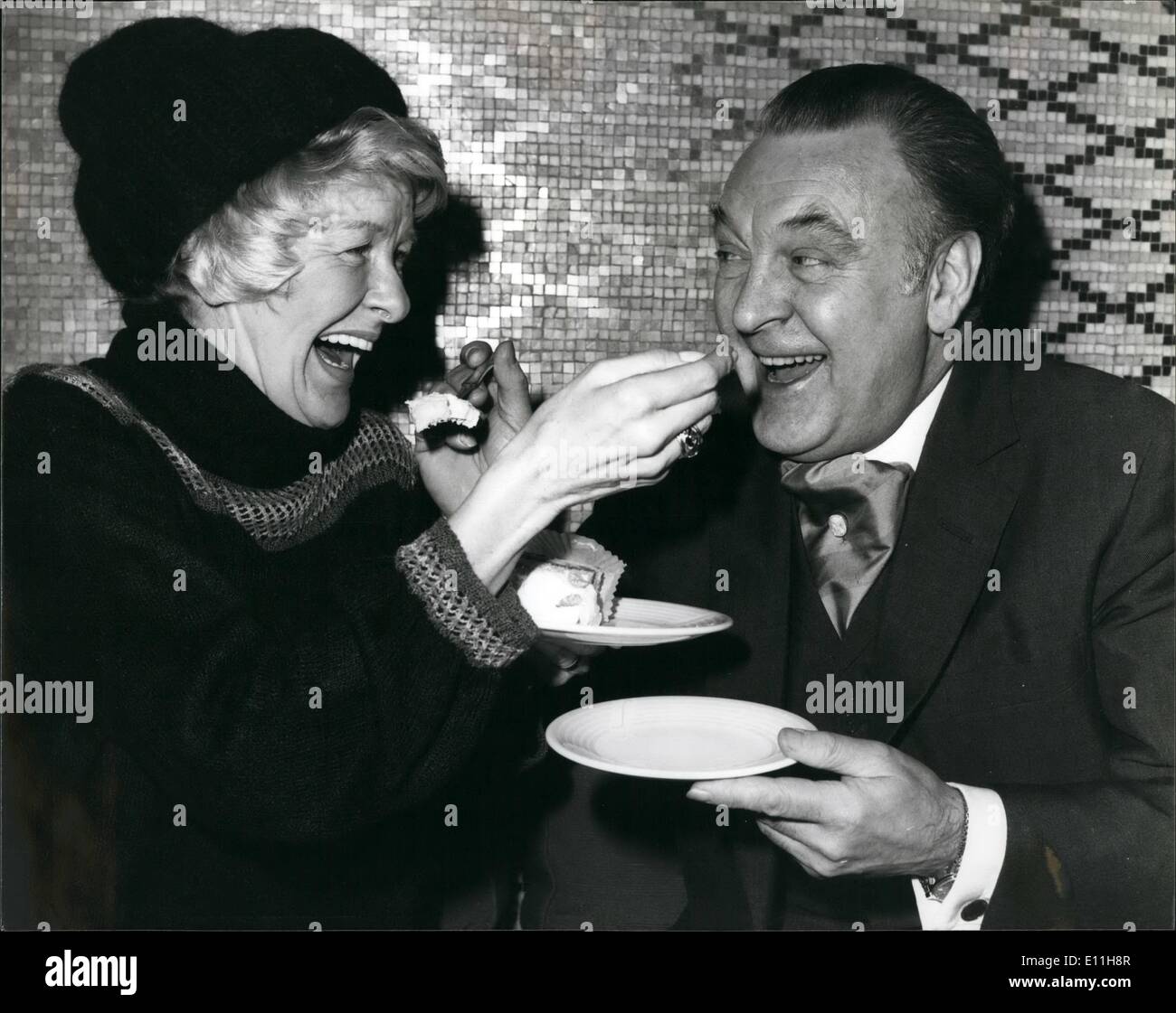 1. Januar 1978 - zwei ist das Unternehmen wieder ON Fernsehen: London Wochenende sehr beliebten Sitcom '' zwei Unternehmen '' kehrt für eine dritte Serie mit Elaine Stritch als Dorothy McNab, US-amerikanischer Thriller-Autor und Donald Sinden als Robert ihr tadellose englische Butler. Foto zeigt: Elaine Stritch und Donald Sinden feiern die Rückkehr der Serie, im Savoy Hotel am Nachmittag. Stockfoto