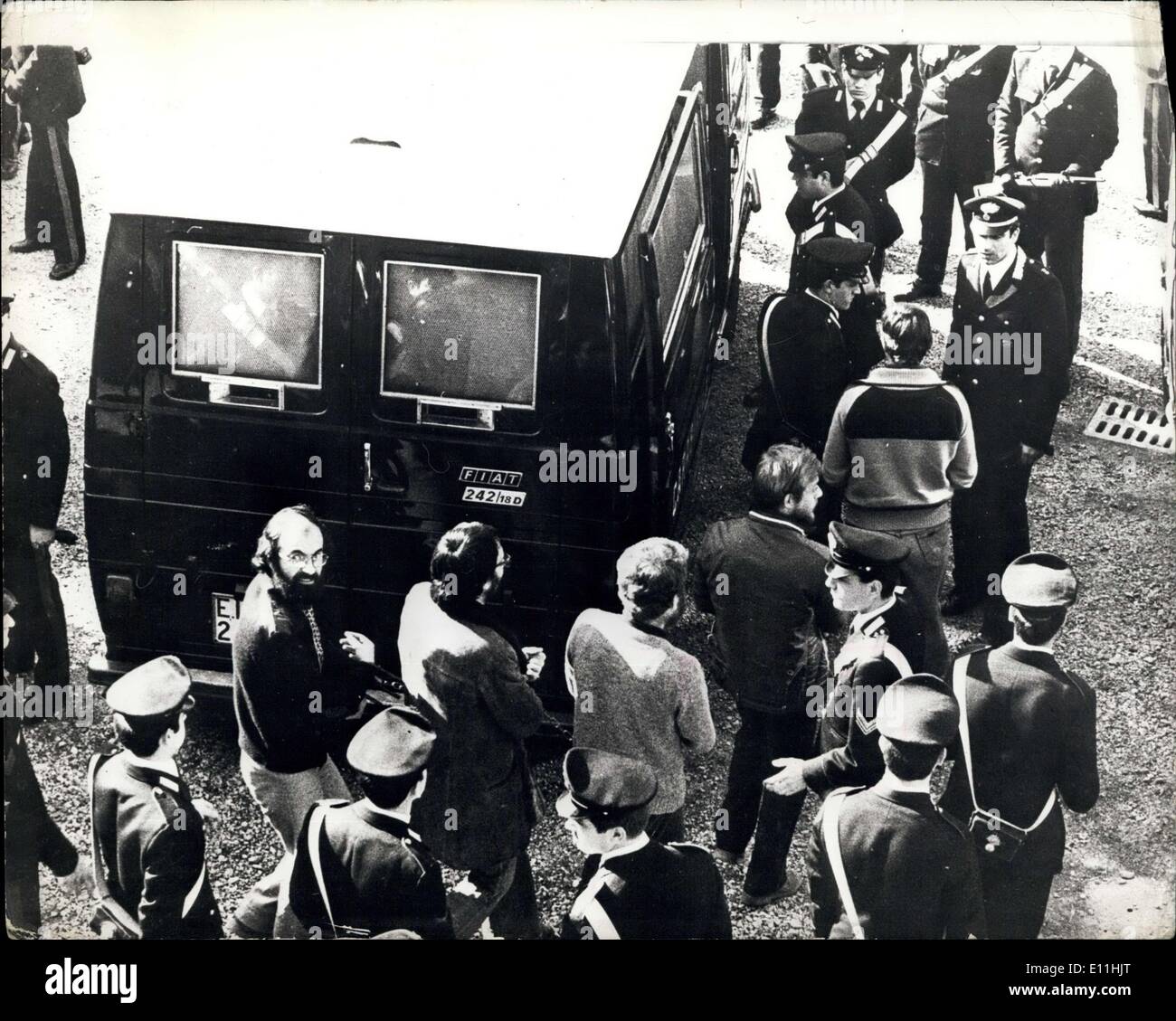 16. März 1978 - The Trial Of The Roten Brigaden: Die Versuche der Roten Brigaden hat begonnen in Italien mit der Tragödie, am Tag der Prüfung, m eine Polizei marchal, Rosaqrio Berardi, 51, Vater von fünf Kindern, wurde erschossen aufgefunden. Die Gründe für die Tötung war, dass die Roten Brigaden wollten die Behörden, die Studie zum dritten Mal zu verschieben. Foto zeigt, dass die Roten Brigaden von Caribinieri (Ttalian Armee State Police) getrieben sind in Wannen nach dem ersten Tag der Prüfung letzte Woche. Stockfoto