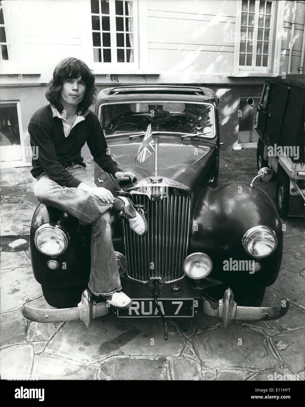 4. April 1978 - mit Union Jack fliegen hoch, setzt Chris Jagger auf Bonnett o sein Auto vor seinem temporären London-Haus. Stockfoto