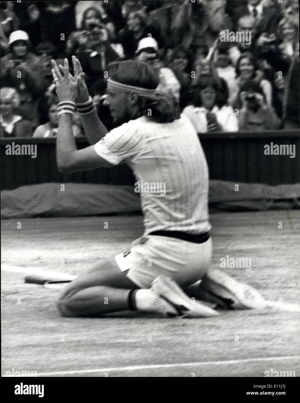 8. Juli 1978 - Björn Borg gewinnt die Herren-Einzel-Titel zum dritten Mal in Folge: Bjorn Borg aus Schweden gewann das Herren-Einzel-Titel auf dem Centrecourt in Wimbledon heute wenn er Jimmy Connors von Amerika 6-2 schlagen 6-2 6-3. Dies entspricht den Rekord von Fred Perry die Einzel-Titel drei Jahre in Folge zu gewinnen. Foto zeigt Björn Borg sinkt auf die Knie und betet heute nach schlagen Jimmy Connors in Wimbledon. Stockfoto